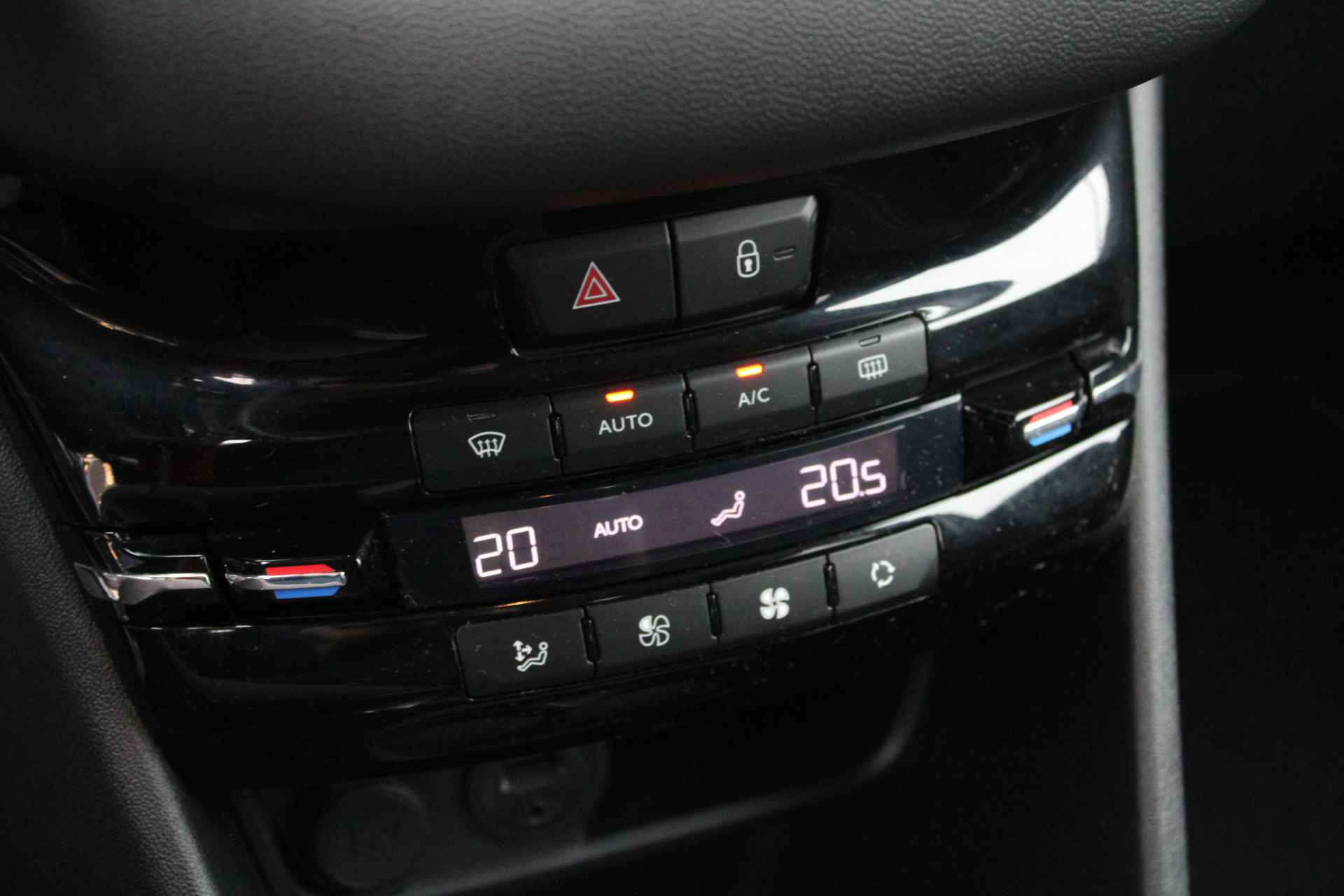 Peugeot 208 5drs 1.2 PureTech Style Pack | Navigatie | Climate control | Lichtmetaal | 1e Eigenaar | - 22/29