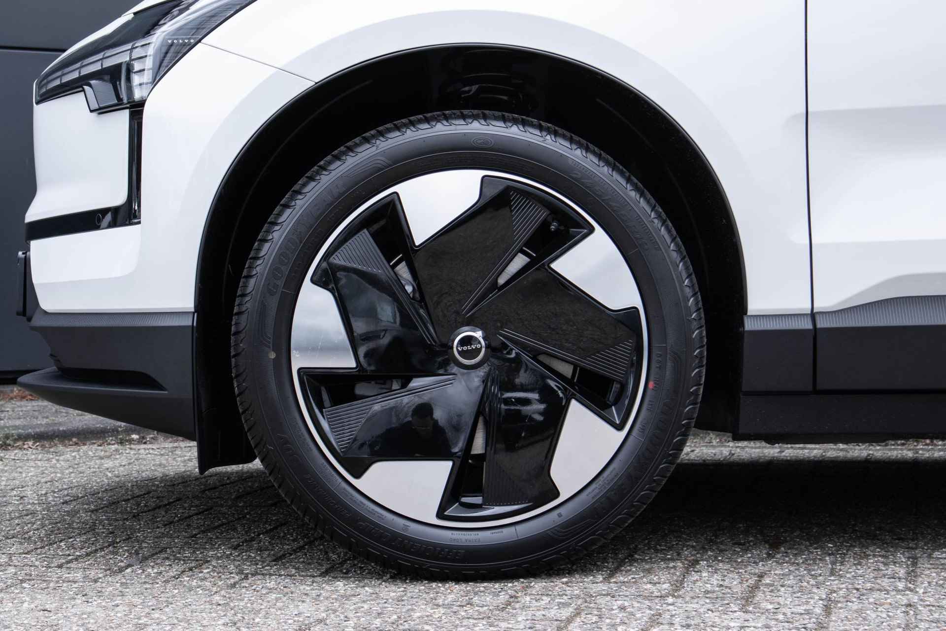 Volvo EX30 Single Motor Extended Range Plus 69 kWh | Harman Kardon soundbar | Stoel- en stuurverwarming | Parkeercamera achter | Elektrische achterklep - 11/33