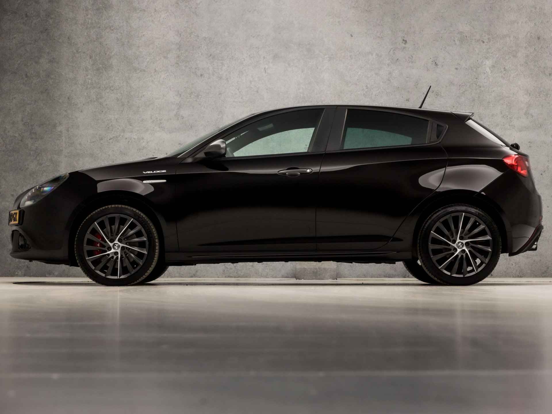 Alfa Romeo Giulietta 1.4 Turbo Exclusivo Super Sport (BLACK EDITION, NAVIGATIE, RODE STIKSELS, GETINT GLAS, ALCANTARA SPORTSTOELEN, ZWART HEMEL, XENON, CRUISE, LM VELGEN, NIEUWSTAAT) - 2/34