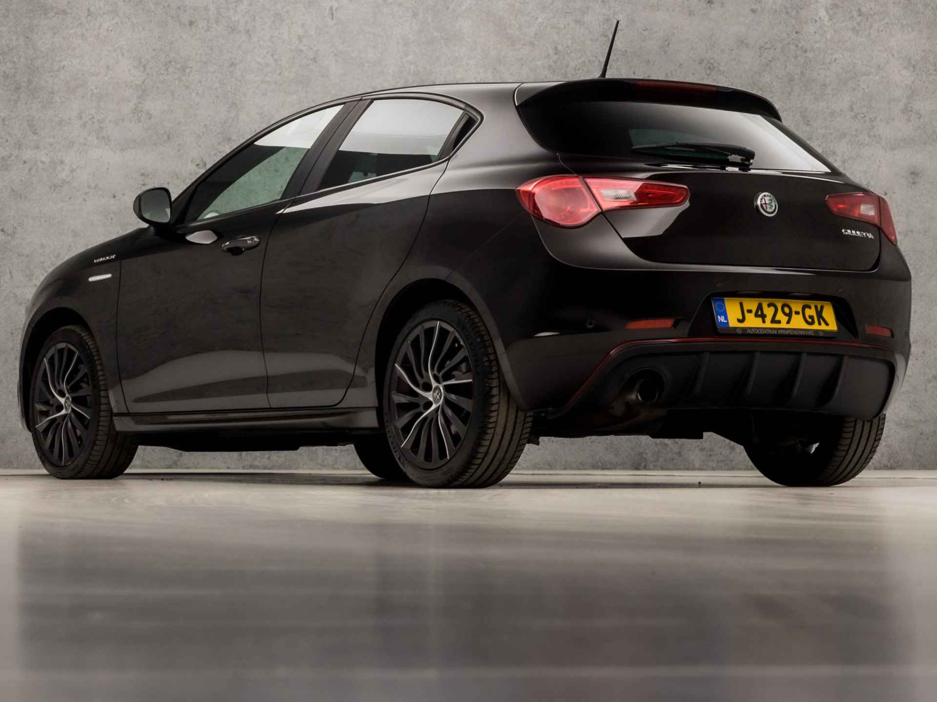 Alfa Romeo Giulietta 1.4 Turbo Exclusivo Super Sport (BLACK EDITION, NAVIGATIE, RODE STIKSELS, GETINT GLAS, ALCANTARA SPORTSTOELEN, ZWART HEMEL, XENON, CRUISE, LM VELGEN, NIEUWSTAAT) - 3/34