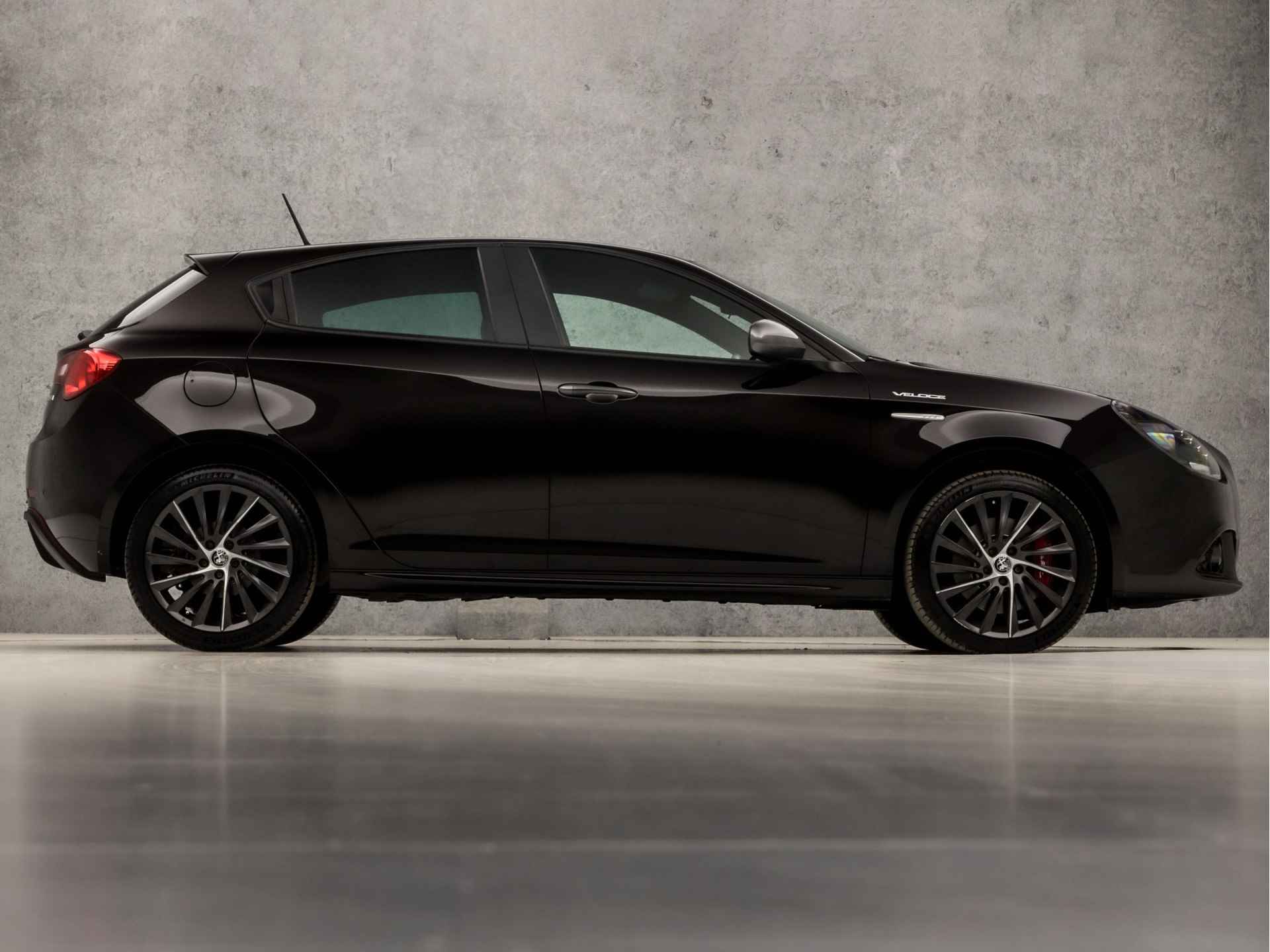 Alfa Romeo Giulietta 1.4 Turbo Exclusivo Super Sport (BLACK EDITION, NAVIGATIE, RODE STIKSELS, GETINT GLAS, ALCANTARA SPORTSTOELEN, ZWART HEMEL, XENON, CRUISE, LM VELGEN, NIEUWSTAAT) - 4/34