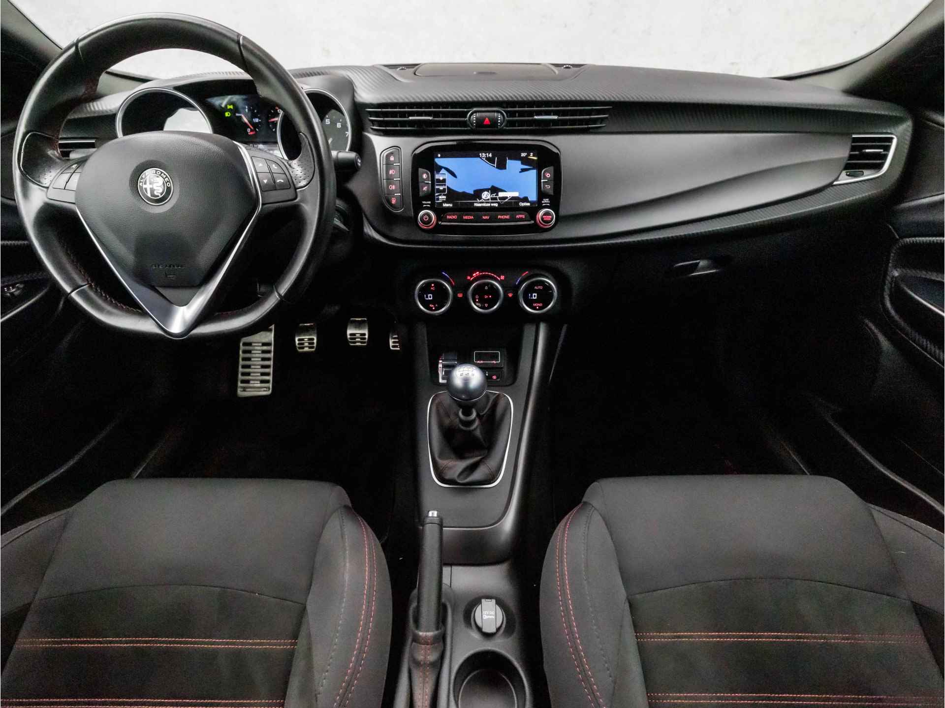 Alfa Romeo Giulietta 1.4 Turbo Exclusivo Super Sport (BLACK EDITION, NAVIGATIE, RODE STIKSELS, GETINT GLAS, ALCANTARA SPORTSTOELEN, ZWART HEMEL, XENON, CRUISE, LM VELGEN, NIEUWSTAAT) - 6/34