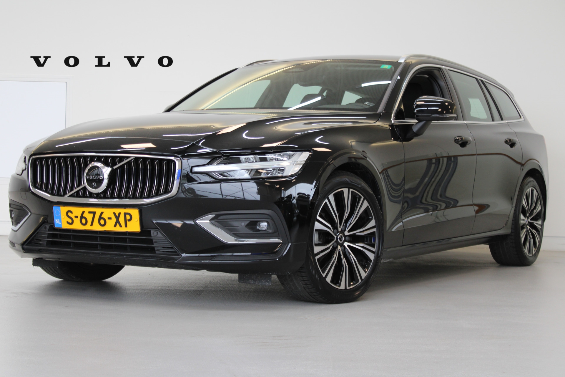 Volvo V60 B3 163PK Plus Bright | 360º view | Trekhaak | Standkachel | HK Audio | Voorruitverw