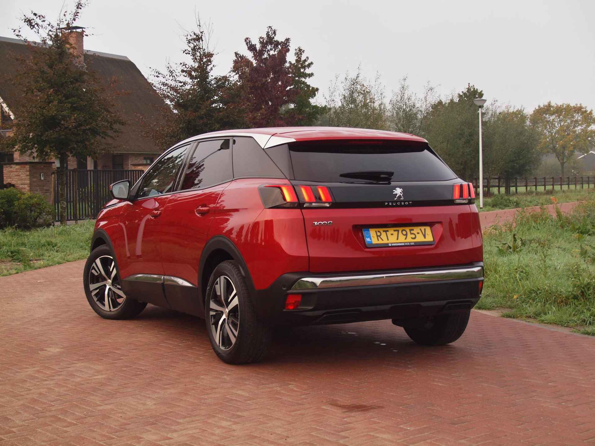 Peugeot 3008 1.2 PureTech Allure | Camera | Apple Carplay | Cruise Control | FOCAL | - 2/36