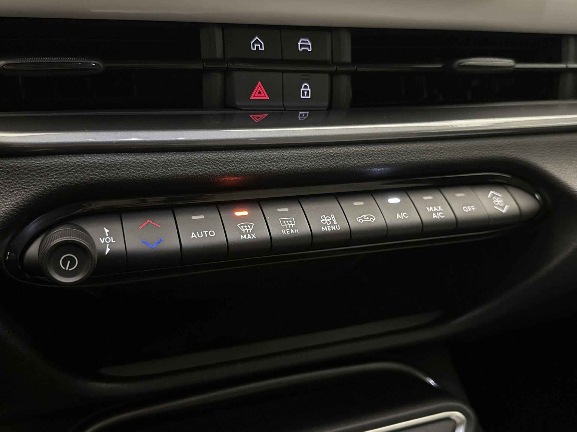 Fiat 600 SUV La Prima Hybrid 100 pk Automaat | Navigatie | Achteruitrijcamera | Kunstlederen Bekleding | Voorstoelen Verwarmd | Keyless Entry/Start | Elektrische Achterklep met Sensor | Dodehoek Detectie | Adaptieve Cruise Control | 18" Lichtmetalen Velgen | Apple Carplay/Android Auto | - 20/34