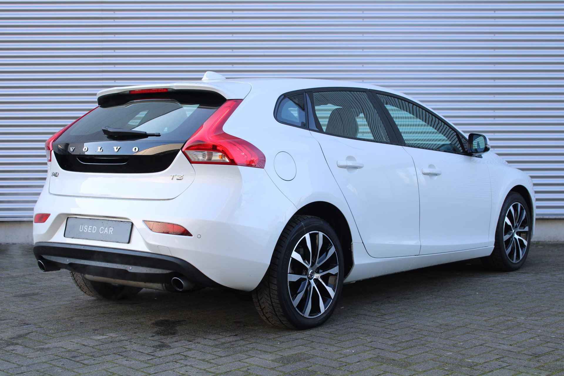 Volvo V40 T3 AUT6 152PK Dynamic Edition, Cruise Control, Verwarmbare Voorstoelen, High Performance Audio, Regensensor, Parkeersensoren Achter, Bluetooth Media & Telefonie, Full Map Navigatie, City Safety - 3/27