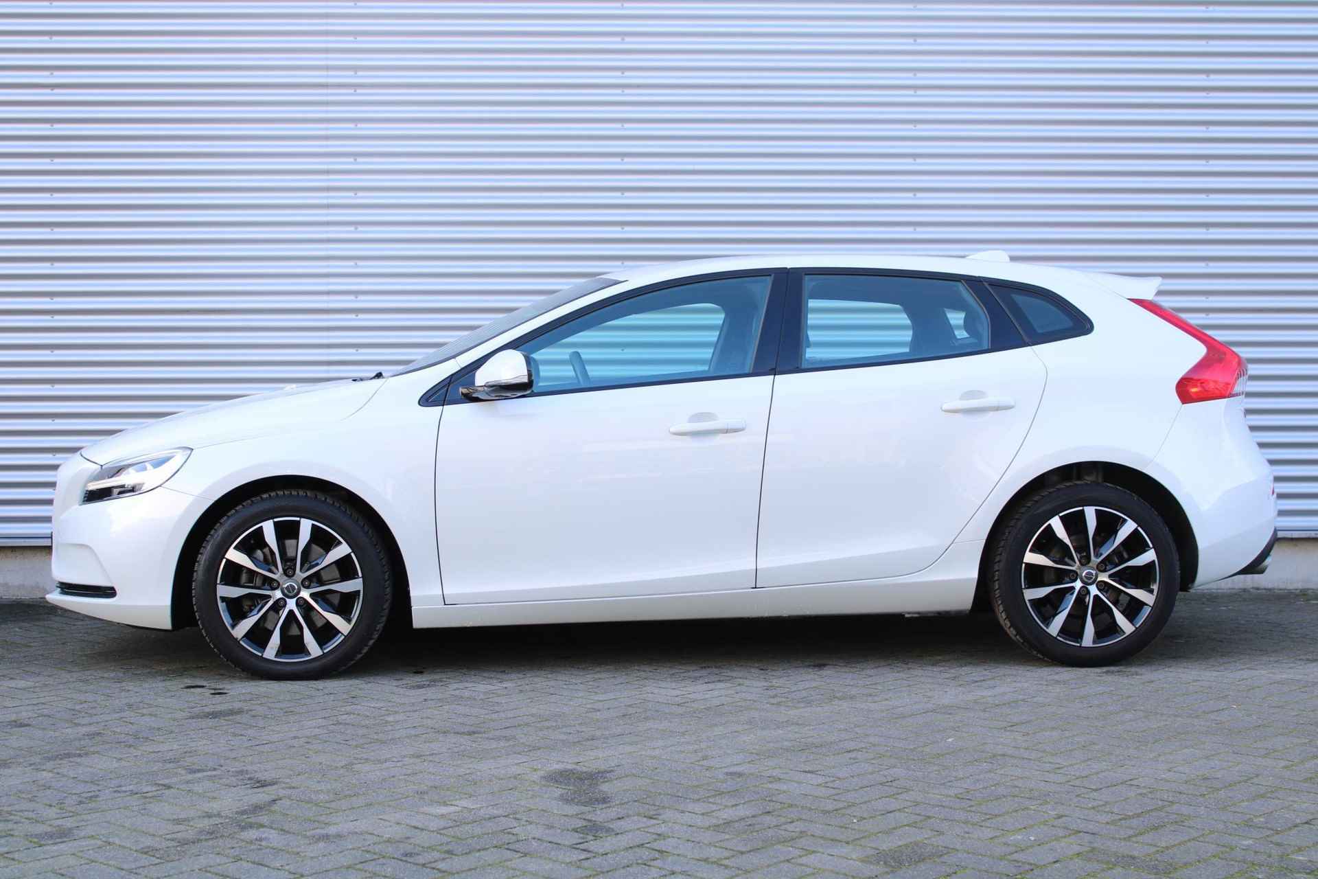 Volvo V40 T3 AUT6 152PK Dynamic Edition, Cruise Control, Verwarmbare Voorstoelen, High Performance Audio, Regensensor, Parkeersensoren Achter, Bluetooth Media & Telefonie, Full Map Navigatie, City Safety - 6/27