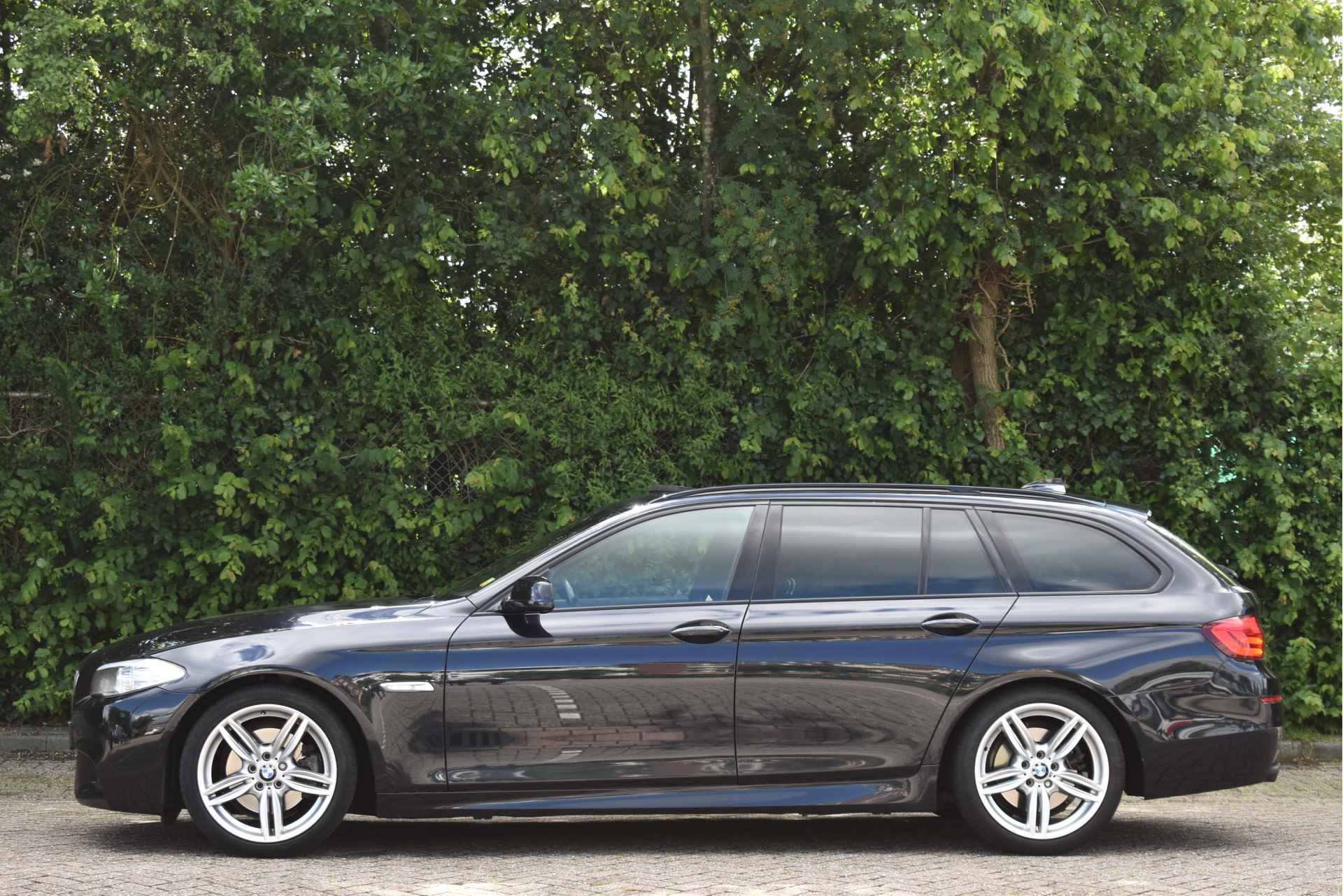 BMW 5 Serie Touring 520i High Executive M-Sport | NL-Auto | Pano.dak | Afn.haak | Leder | Nav | Stoelverw | LED / Xenon | NAP - 4/66