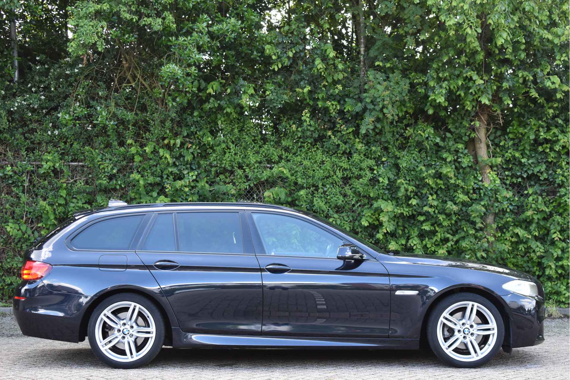 BMW 5 Serie Touring 520i High Executive M-Sport | NL-Auto | Pano.dak | Afn.haak | Leder | Nav | Stoelverw | LED / Xenon | NAP - 26/66