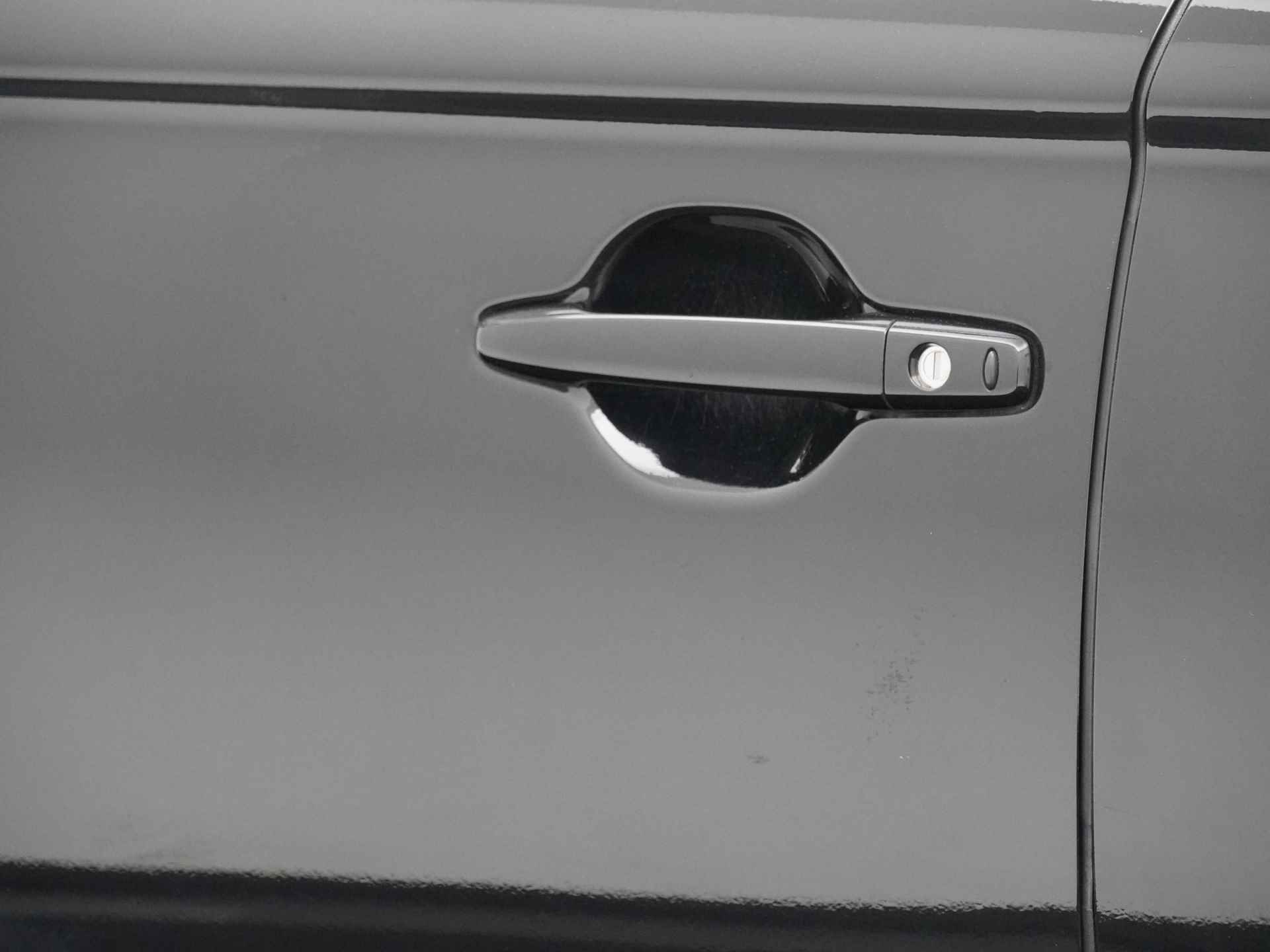 Mitsubishi Outlander 2.0 Instyle+ 4WD - Schuifkanteldak - Lederen bekleding - Voorraam verwarming - Apple CarPlay / Android Auto - Elektrische achterklep - 12 Maanden bovag garantie - 18/48