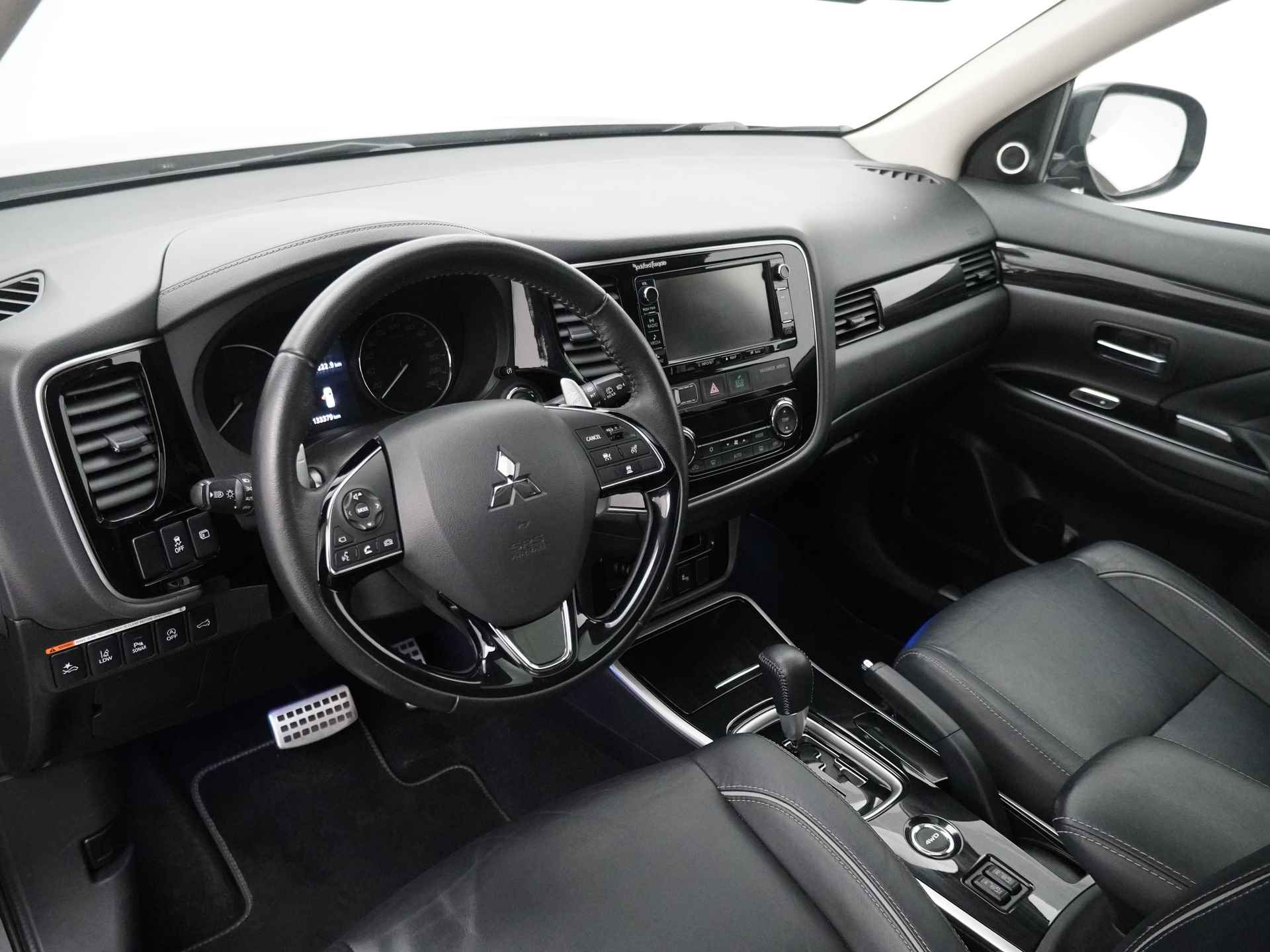 Mitsubishi Outlander 2.0 Instyle+ 4WD - Schuifkanteldak - Lederen bekleding - Voorraam verwarming - Apple CarPlay / Android Auto - Elektrische achterklep - 12 Maanden bovag garantie - 19/48