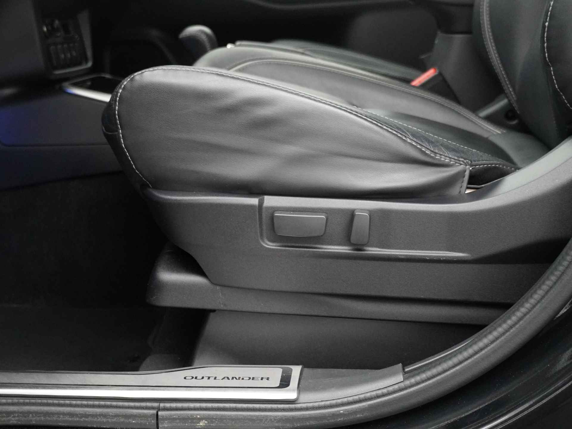 Mitsubishi Outlander 2.0 Instyle+ 4WD - Schuifkanteldak - Lederen bekleding - Voorraam verwarming - Apple CarPlay / Android Auto - Elektrische achterklep - 12 Maanden bovag garantie - 21/48
