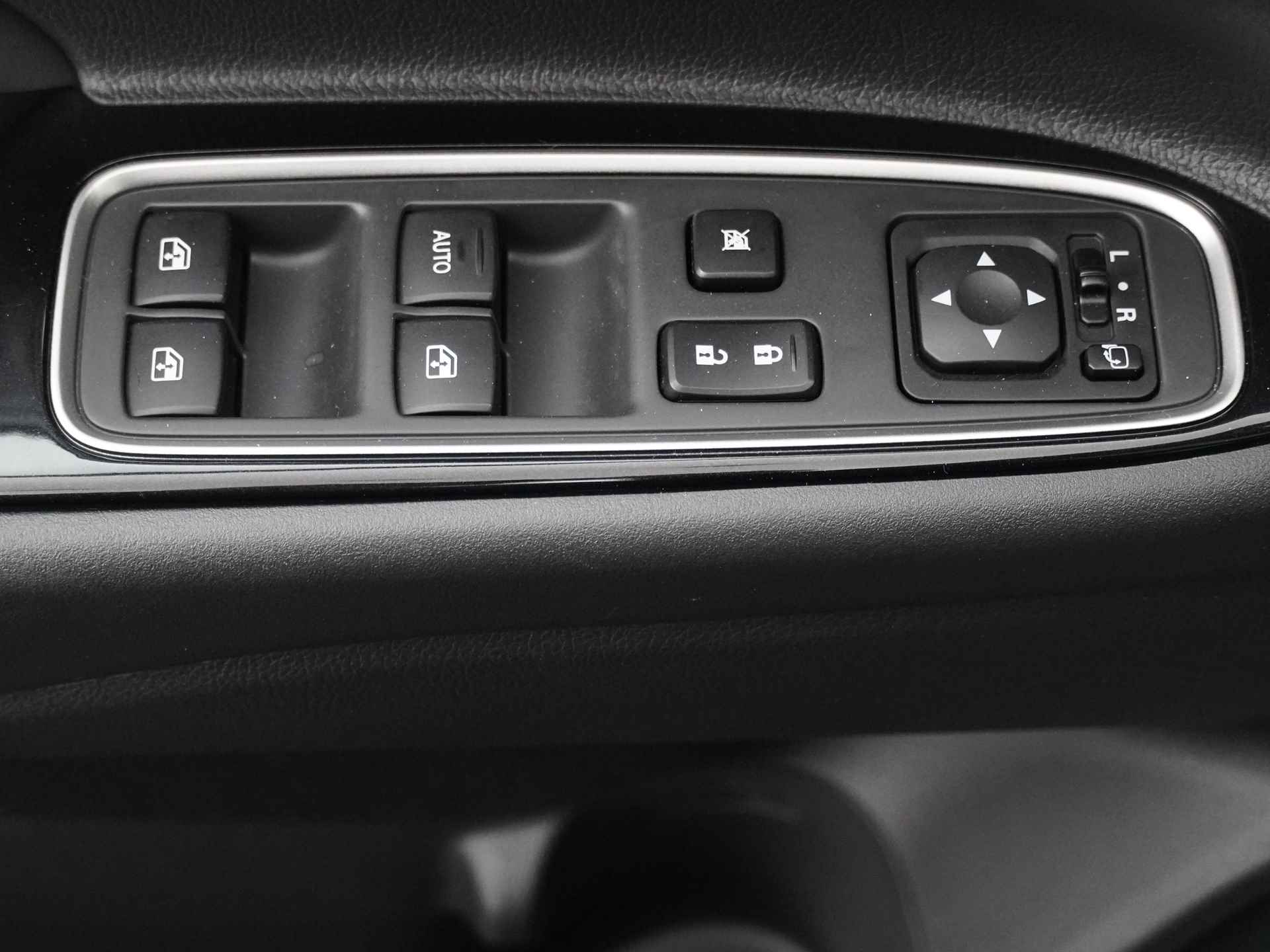 Mitsubishi Outlander 2.0 Instyle+ 4WD - Schuifkanteldak - Lederen bekleding - Voorraam verwarming - Apple CarPlay / Android Auto - Elektrische achterklep - 12 Maanden bovag garantie - 22/48