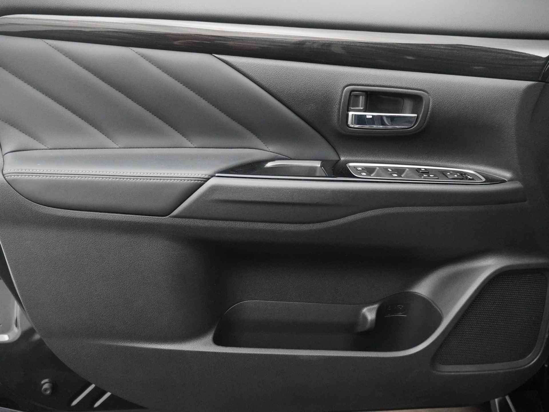 Mitsubishi Outlander 2.0 Instyle+ 4WD - Schuifkanteldak - Lederen bekleding - Voorraam verwarming - Apple CarPlay / Android Auto - Elektrische achterklep - 12 Maanden bovag garantie - 23/48