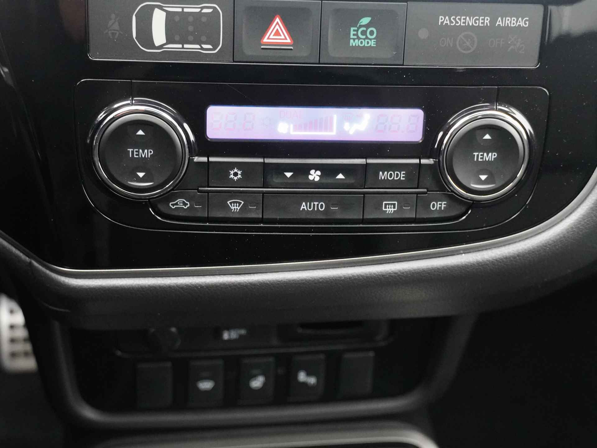Mitsubishi Outlander 2.0 Instyle+ 4WD - Schuifkanteldak - Lederen bekleding - Voorraam verwarming - Apple CarPlay / Android Auto - Elektrische achterklep - 12 Maanden bovag garantie - 32/48
