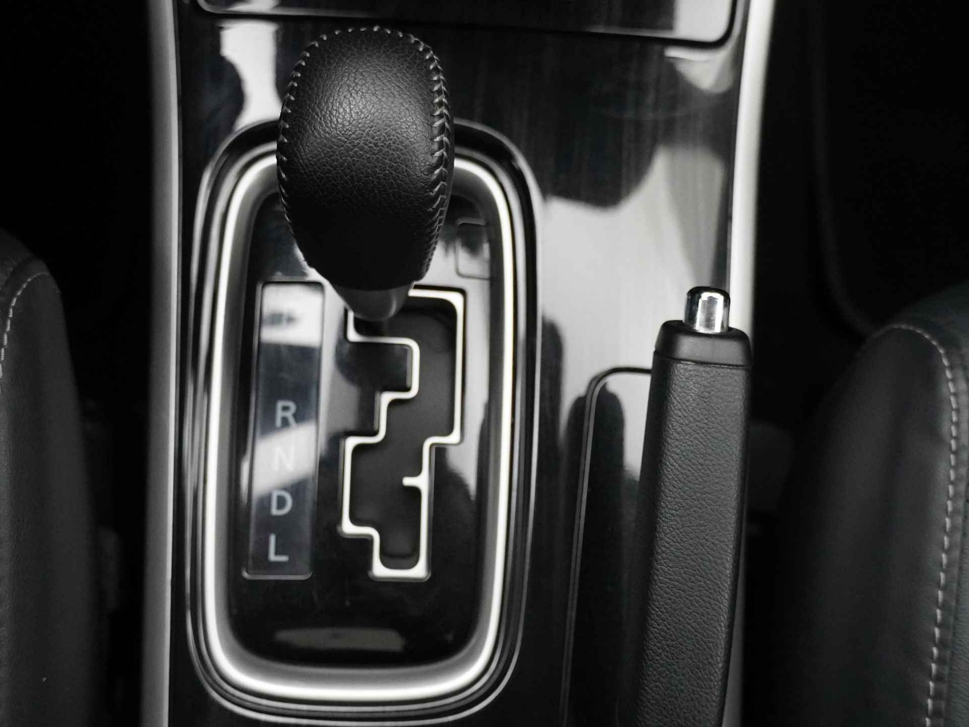 Mitsubishi Outlander 2.0 Instyle+ 4WD - Schuifkanteldak - Lederen bekleding - Voorraam verwarming - Apple CarPlay / Android Auto - Elektrische achterklep - 12 Maanden bovag garantie - 33/48