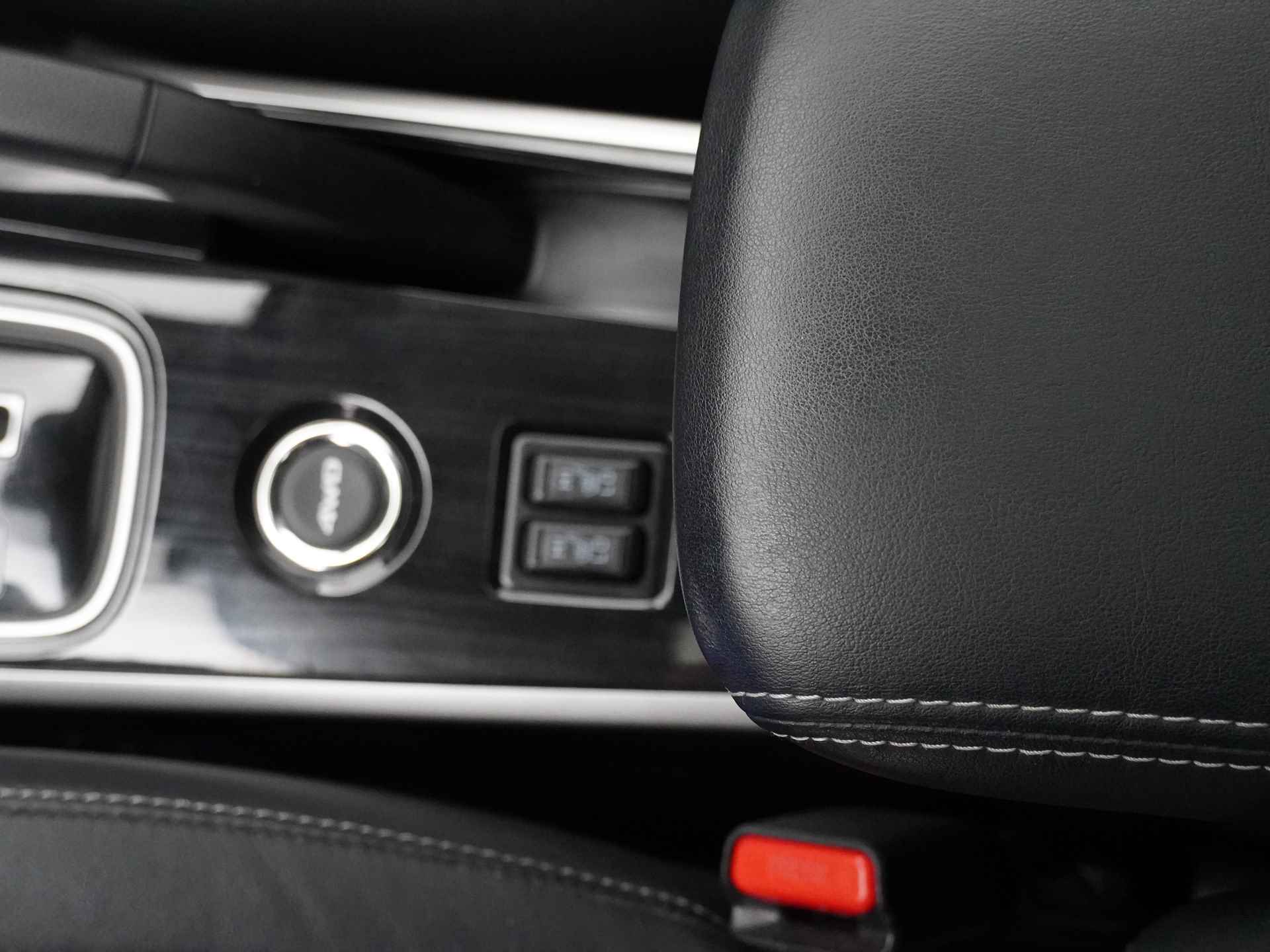 Mitsubishi Outlander 2.0 Instyle+ 4WD - Schuifkanteldak - Lederen bekleding - Voorraam verwarming - Apple CarPlay / Android Auto - Elektrische achterklep - 12 Maanden bovag garantie - 34/48