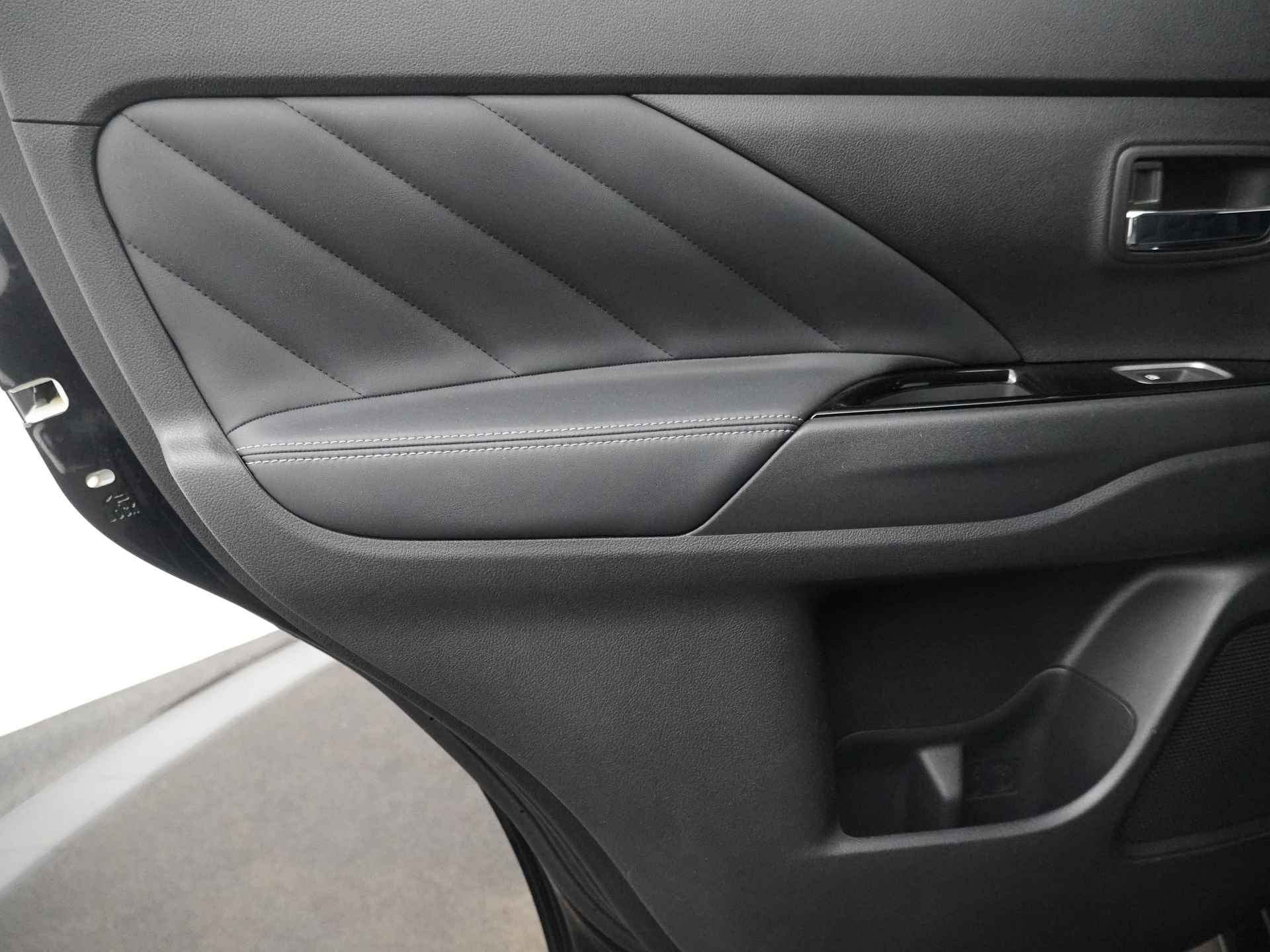 Mitsubishi Outlander 2.0 Instyle+ 4WD - Schuifkanteldak - Lederen bekleding - Voorraam verwarming - Apple CarPlay / Android Auto - Elektrische achterklep - 12 Maanden bovag garantie - 37/48