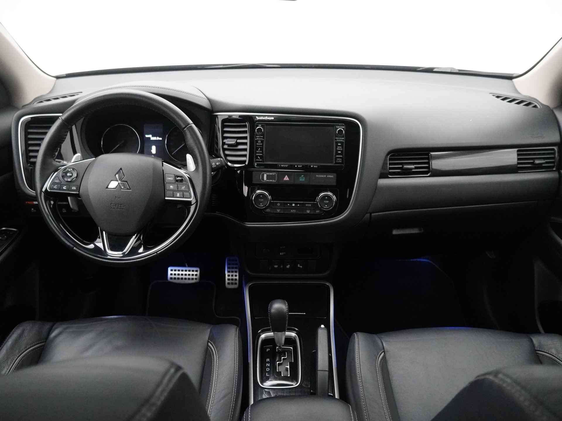 Mitsubishi Outlander 2.0 Instyle+ 4WD - Schuifkanteldak - Lederen bekleding - Voorraam verwarming - Apple CarPlay / Android Auto - Elektrische achterklep - 12 Maanden bovag garantie - 38/48