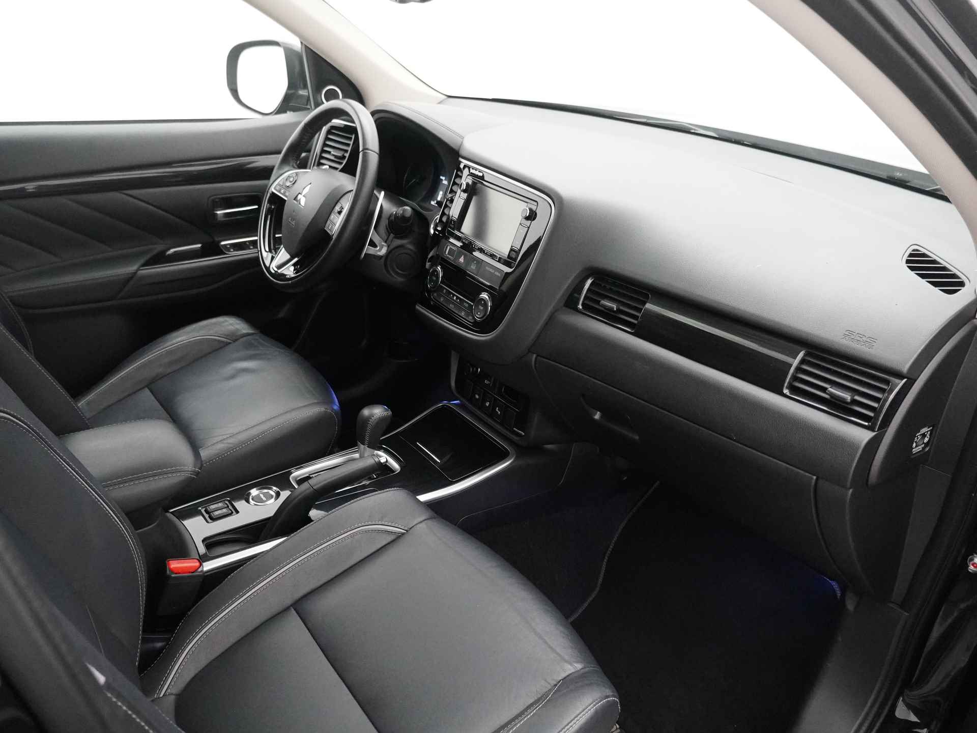 Mitsubishi Outlander 2.0 Instyle+ 4WD - Schuifkanteldak - Lederen bekleding - Voorraam verwarming - Apple CarPlay / Android Auto - Elektrische achterklep - 12 Maanden bovag garantie - 41/48