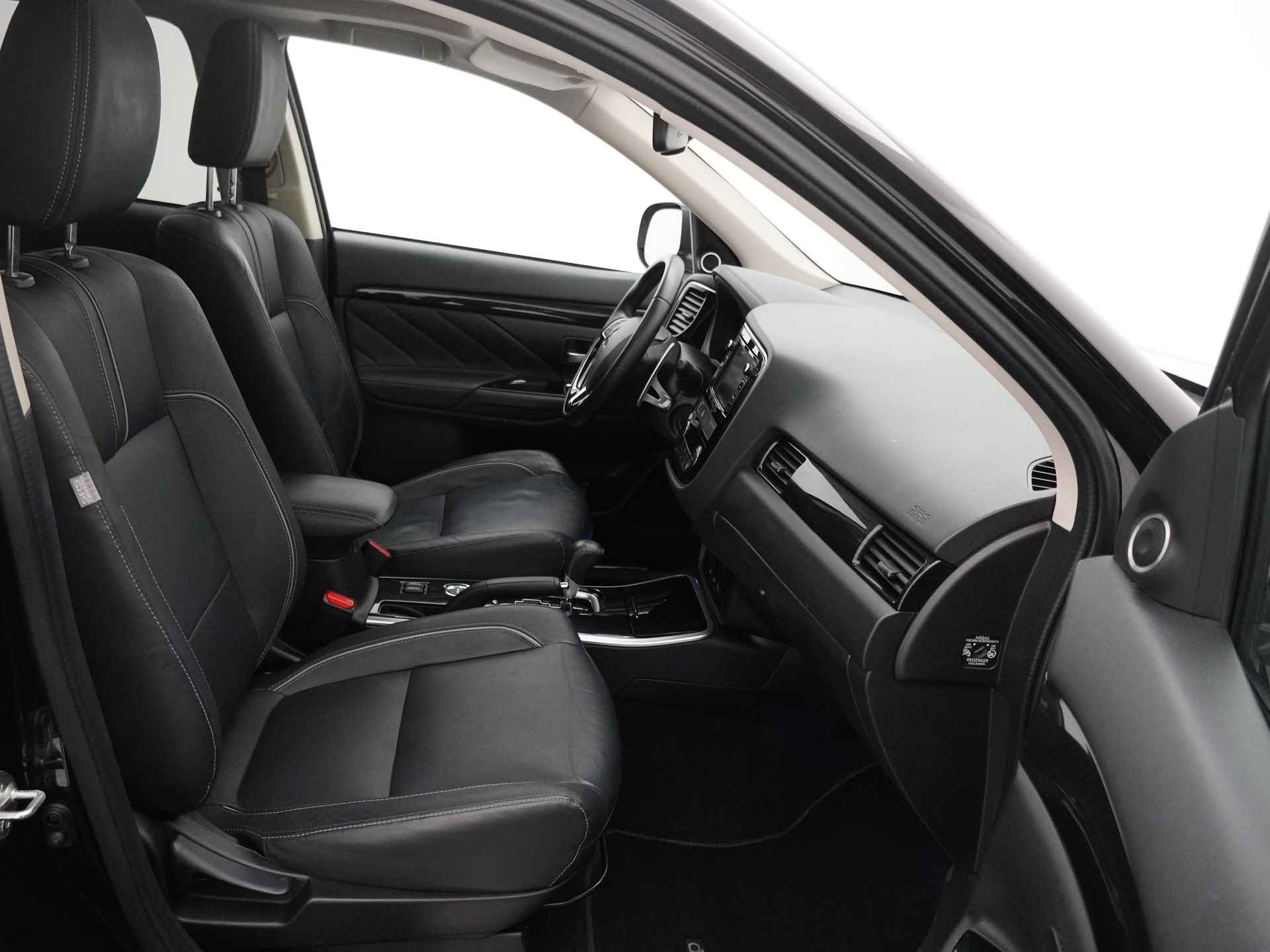 Mitsubishi Outlander 2.0 Instyle+ 4WD - Schuifkanteldak - Lederen bekleding - Voorraam verwarming - Apple CarPlay / Android Auto - Elektrische achterklep - 12 Maanden bovag garantie - 42/48