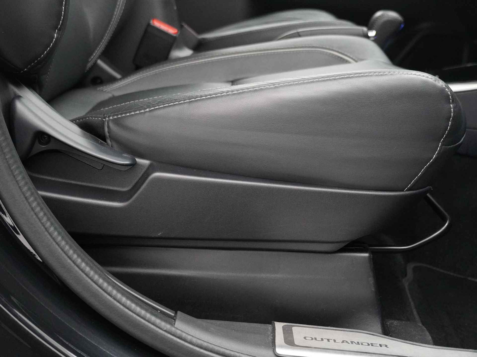 Mitsubishi Outlander 2.0 Instyle+ 4WD - Schuifkanteldak - Lederen bekleding - Voorraam verwarming - Apple CarPlay / Android Auto - Elektrische achterklep - 12 Maanden bovag garantie - 43/48