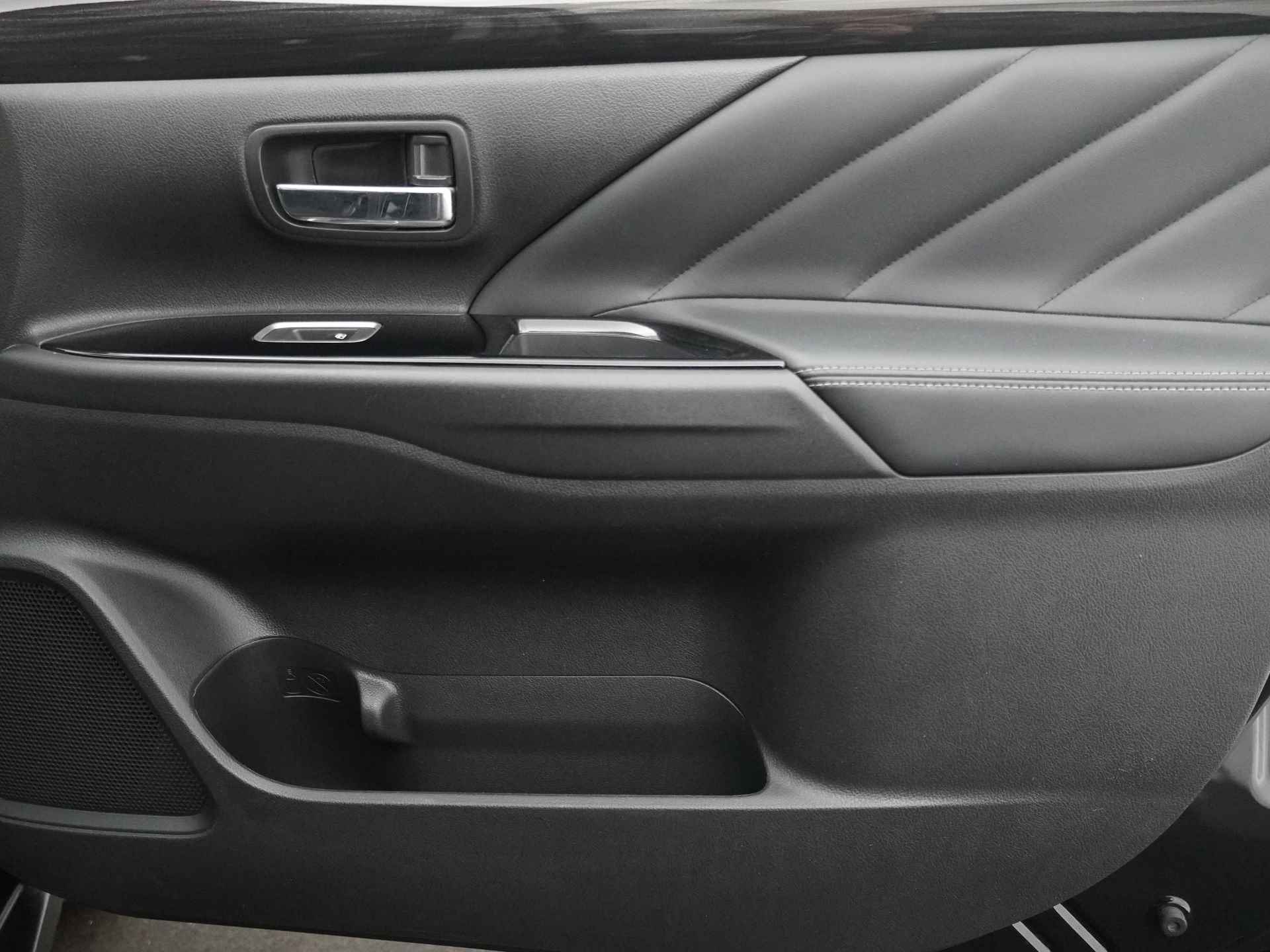 Mitsubishi Outlander 2.0 Instyle+ 4WD - Schuifkanteldak - Lederen bekleding - Voorraam verwarming - Apple CarPlay / Android Auto - Elektrische achterklep - 12 Maanden bovag garantie - 45/48