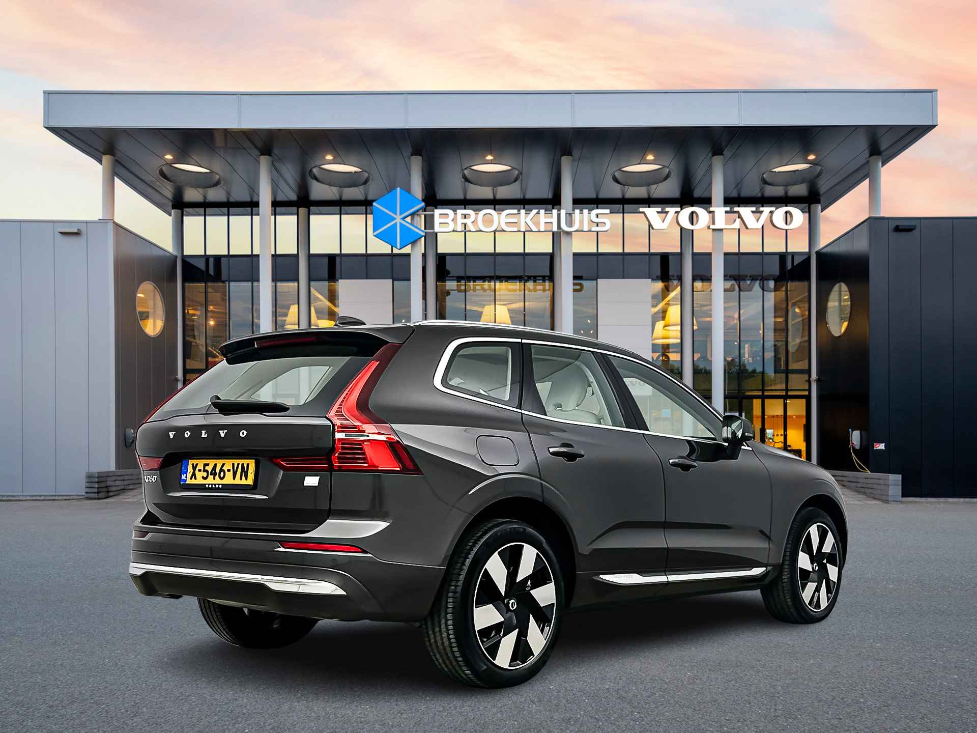 Volvo XC60 Recharge T6 AWD Plus Bright | 20" | Panoramadak | Elektrisch verst. stoelen | Adaptieve cruise control | BLIS | Stoel- stuur- ac - 4/35