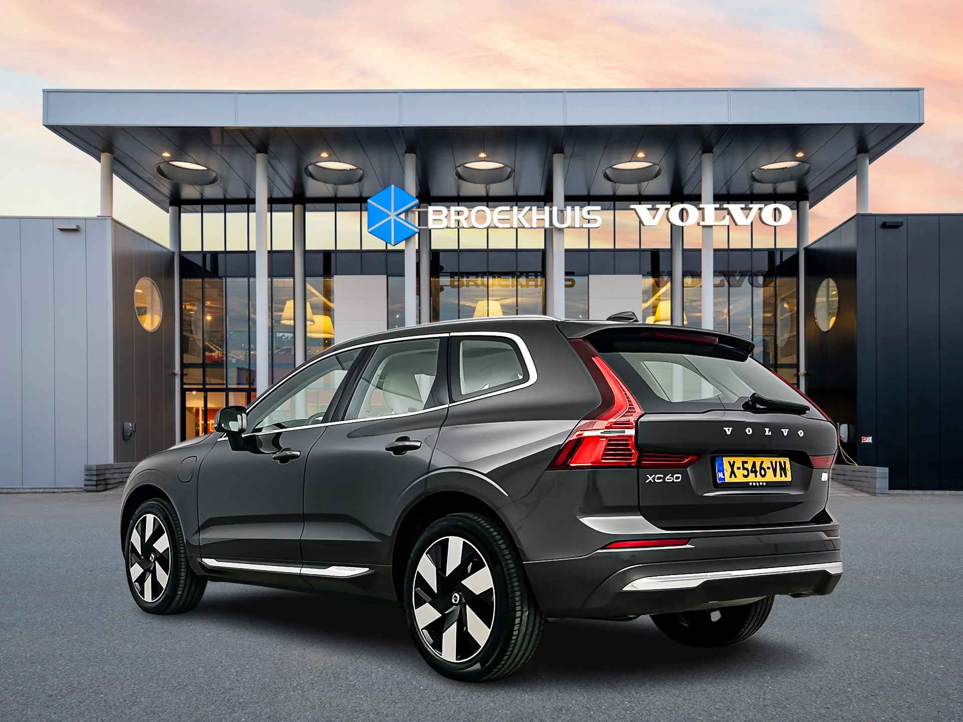 Volvo XC60 Recharge T6 AWD Plus Bright | 20" | Panoramadak | Elektrisch verst. stoelen | Adaptieve cruise control | BLIS | Stoel- stuur- ac - 5/35