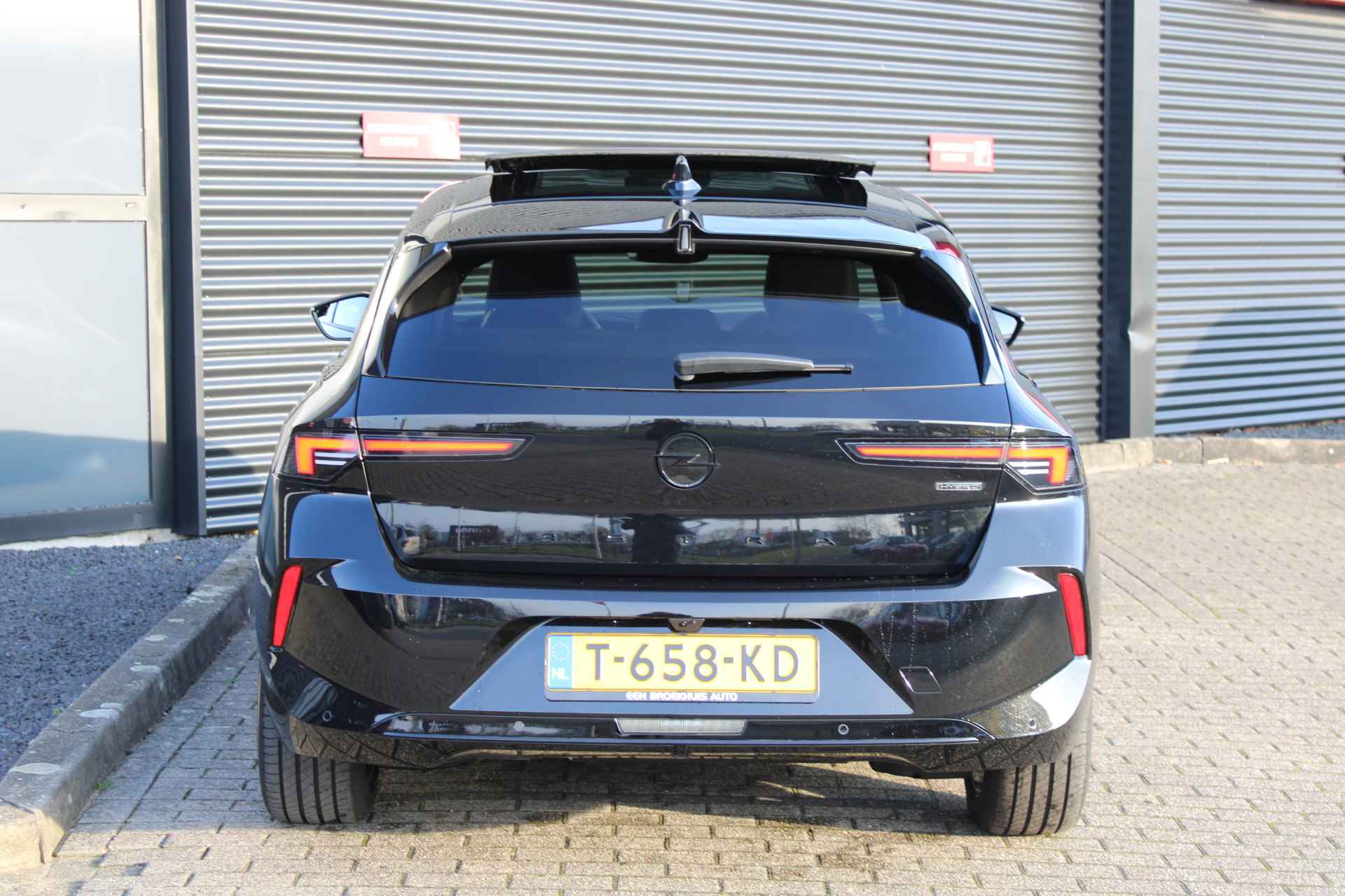 Opel Astra 1.6 T. Hybrid 180 pk Ultimate / Navigatie / 360 Camera / AGR / Park Pilot / Panorama-dak / Black Pakket / Winterpakket / ECC / CPV / '' vraag een vrijblijvende offerte aan '' - 34/34
