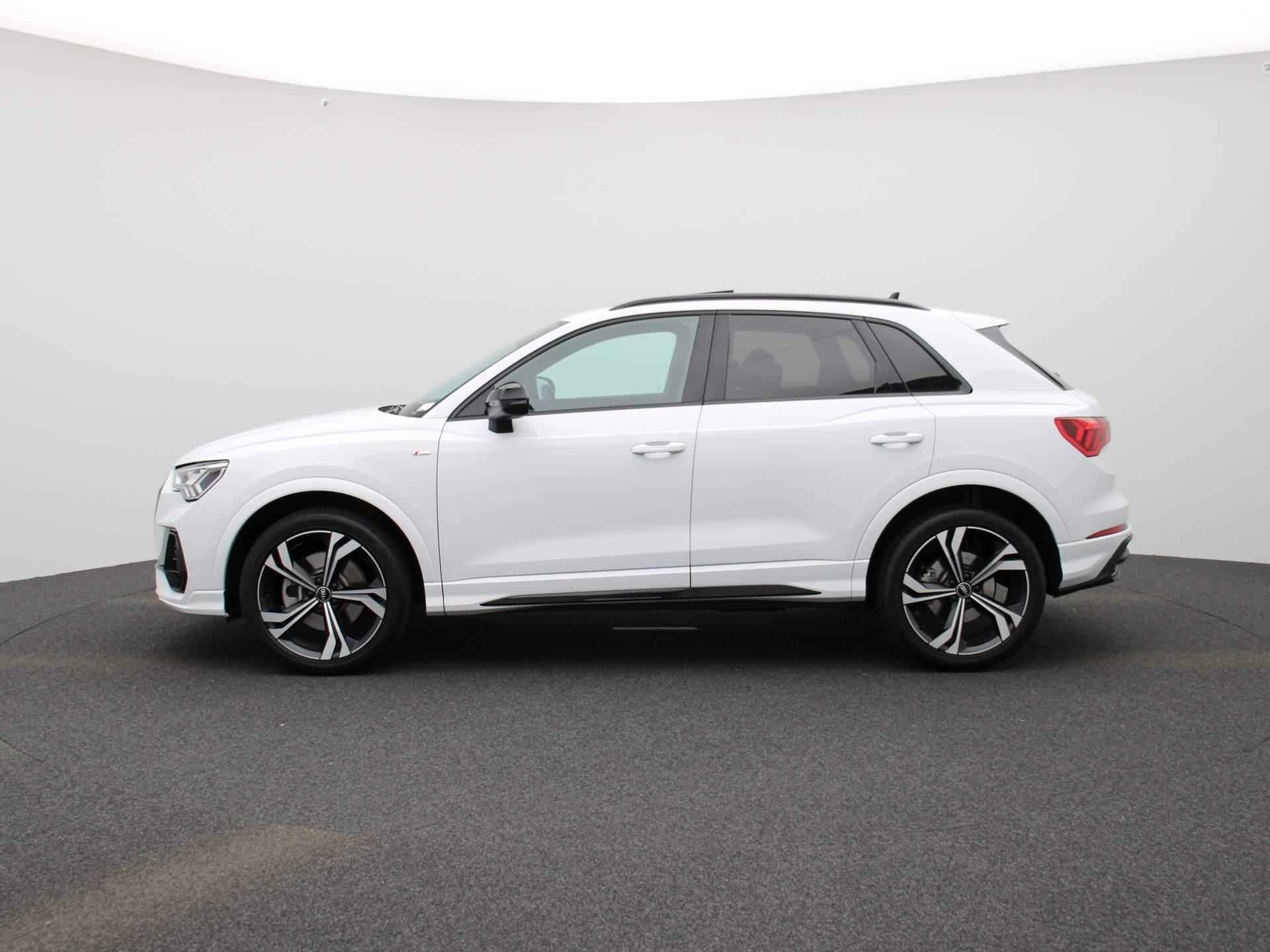 Audi Q3 40 TFSI quattro S edition 190 PK | S-line | Automaat | Navigatie | Camera | Panoramadak | Adaptive Cruise Control | SONOS Premium 3D | Stoelverwarming | Virtual Cockpit | LED Matrix | Lichtmetalen velgen | Privacy glass | - 4/47