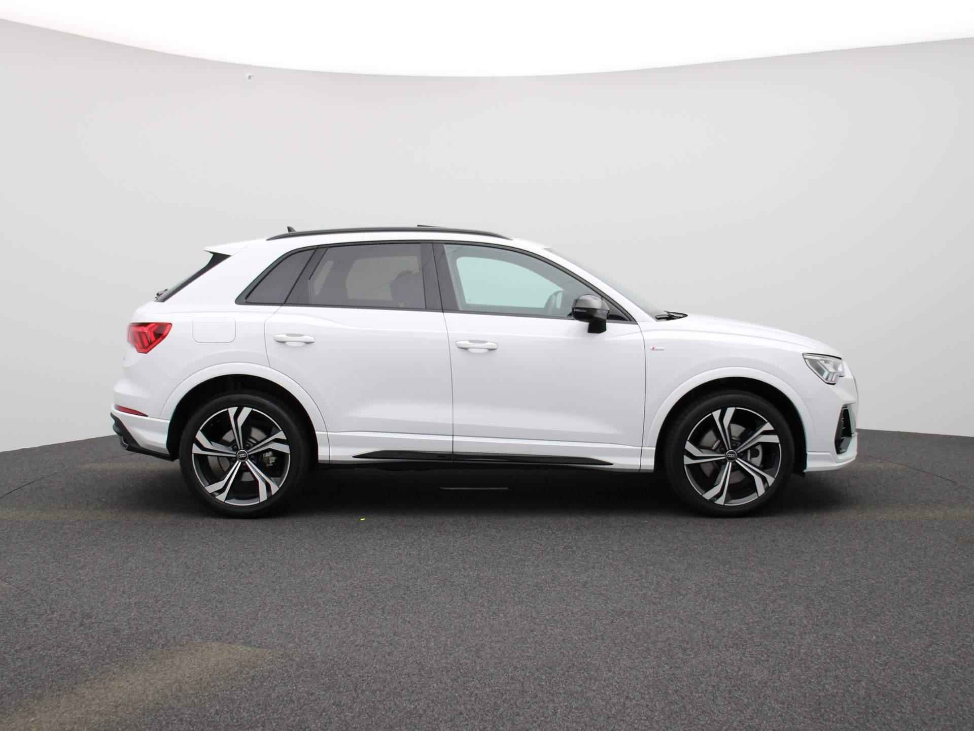 Audi Q3 40 TFSI quattro S edition 190 PK | S-line | Automaat | Navigatie | Camera | Panoramadak | Adaptive Cruise Control | SONOS Premium 3D | Stoelverwarming | Virtual Cockpit | LED Matrix | Lichtmetalen velgen | Privacy glass | - 6/47