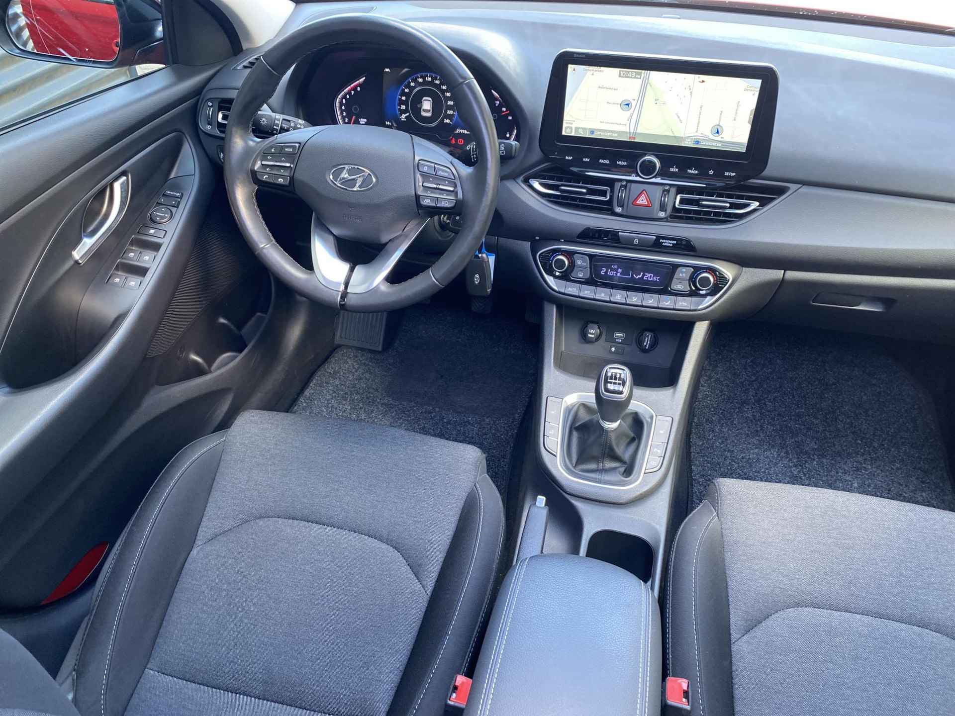 Hyundai i30 1.5 110 PK Comfort Smart |Panoramische schuif-kanteldak | Achteruitrijcamera | Winterpakket | Trekhaak, afneembaar | - 10/41
