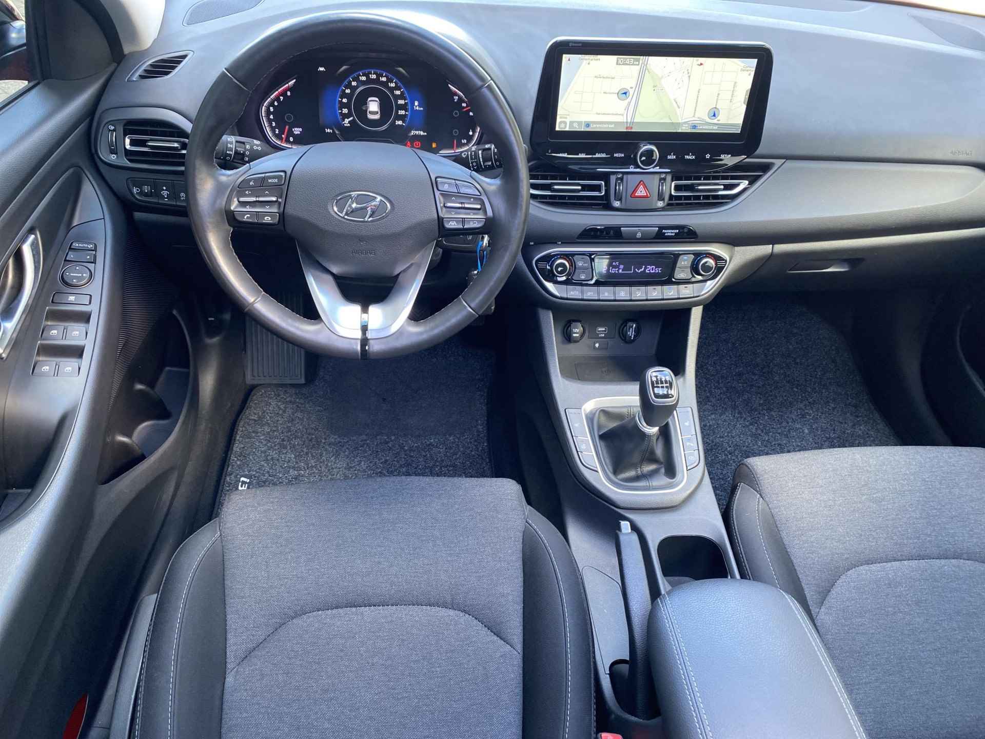 Hyundai i30 1.5 110 PK Comfort Smart |Panoramische schuif-kanteldak | Achteruitrijcamera | Winterpakket | Trekhaak, afneembaar | - 11/41