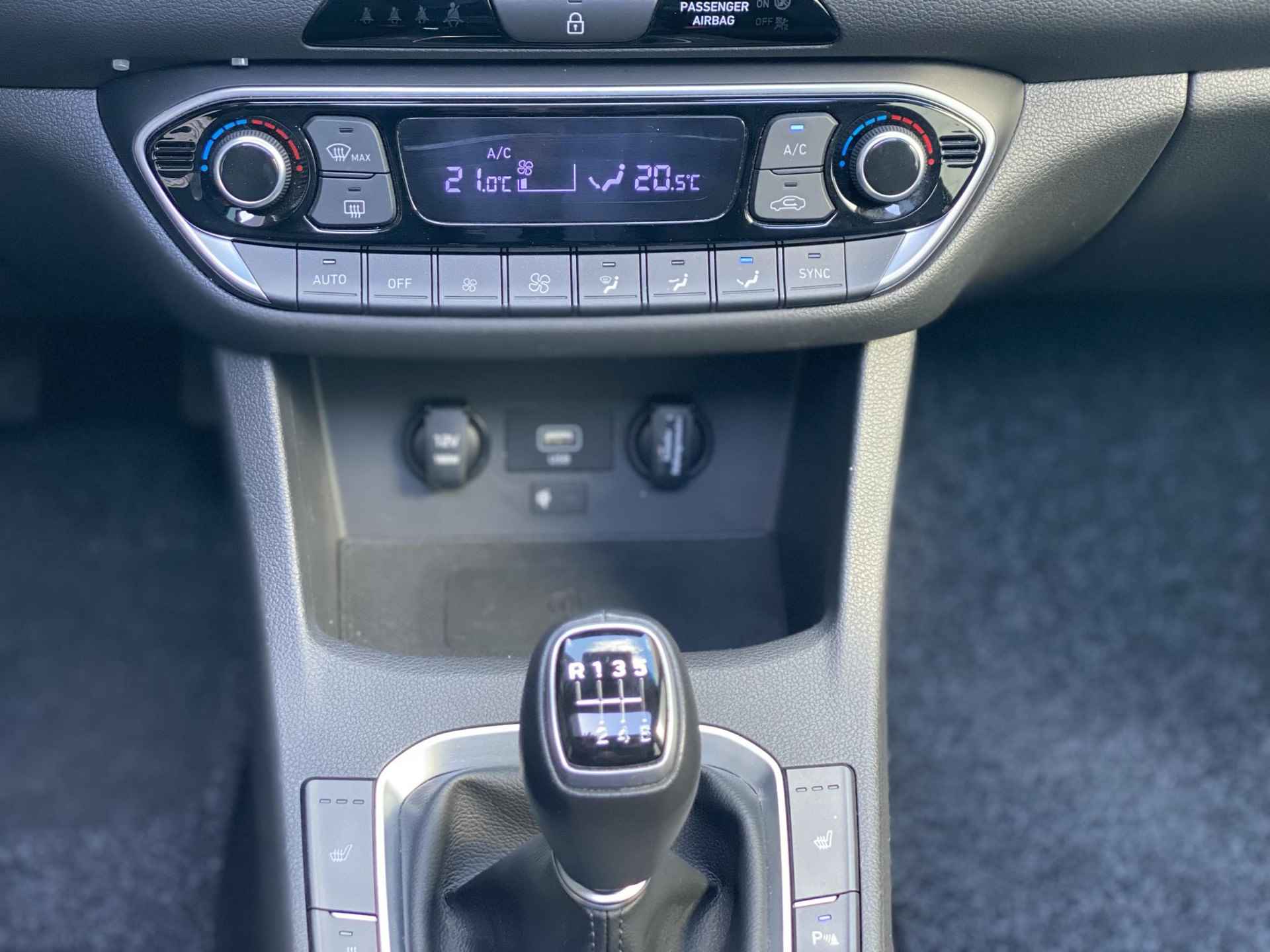 Hyundai i30 1.5 110 PK Comfort Smart |Panoramische schuif-kanteldak | Achteruitrijcamera | Winterpakket | Trekhaak, afneembaar | - 26/41