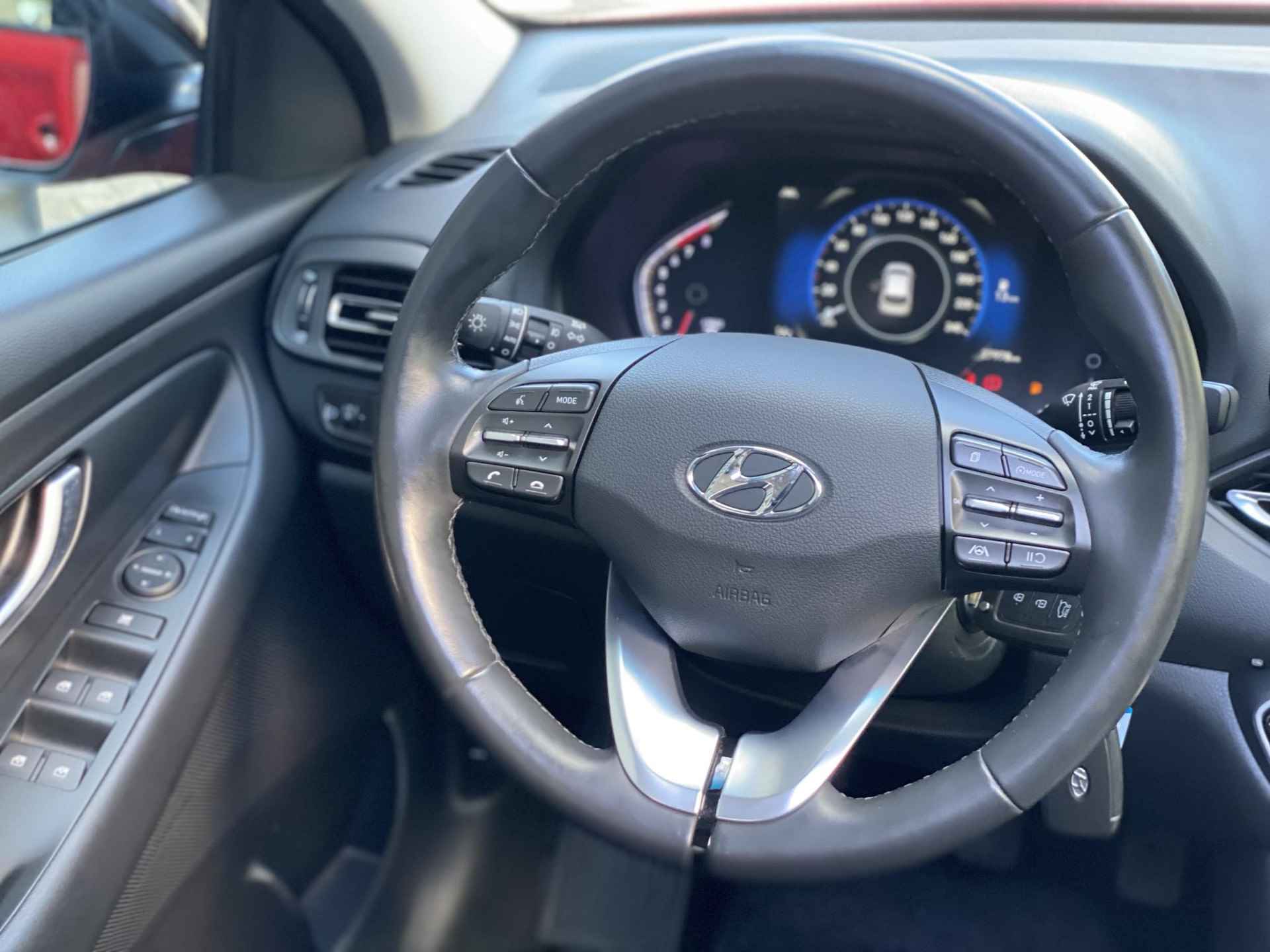 Hyundai i30 1.5 110 PK Comfort Smart |Panoramische schuif-kanteldak | Achteruitrijcamera | Winterpakket | Trekhaak, afneembaar | - 28/41