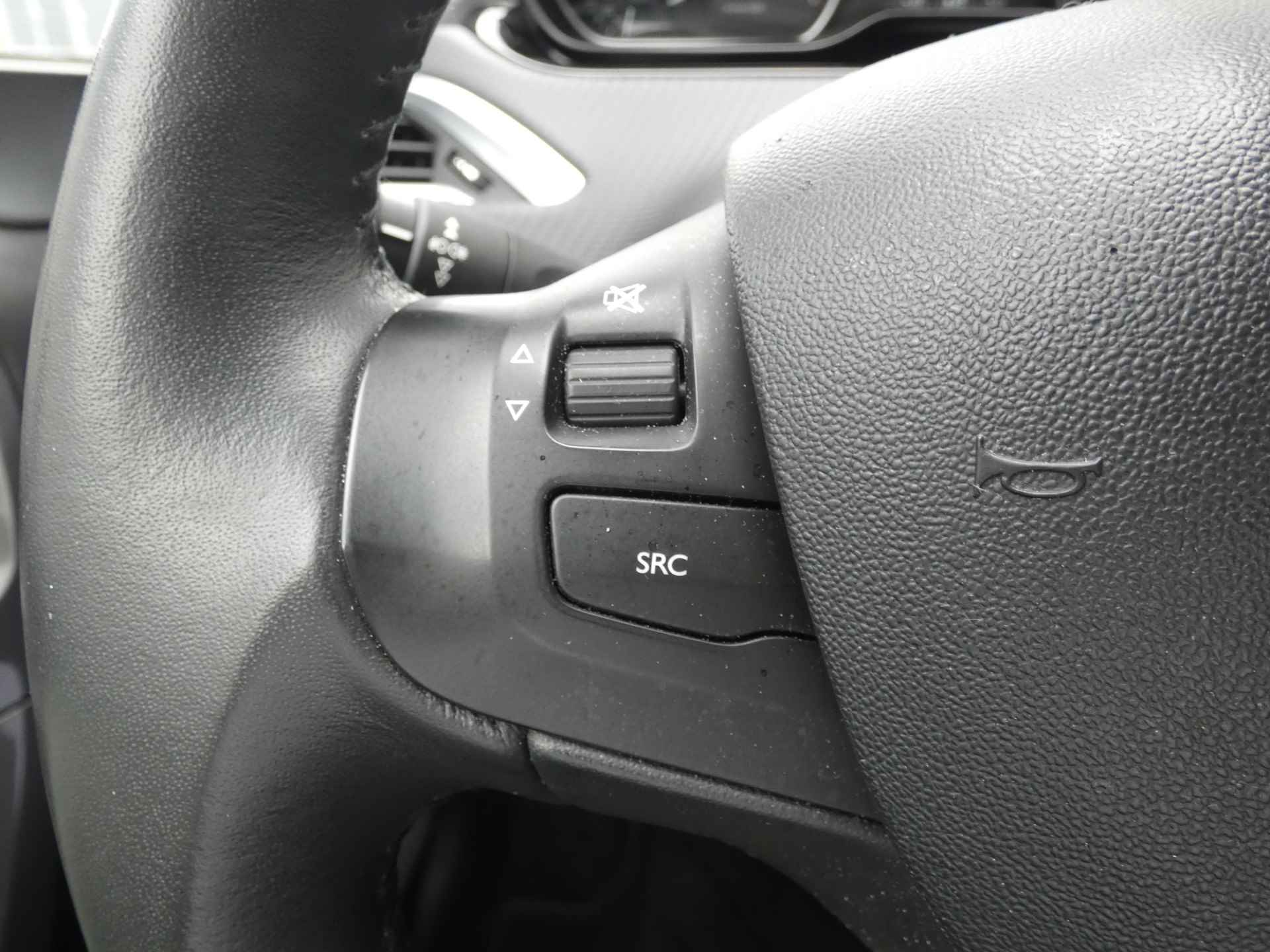 Peugeot 2008 1.2 110PK Lion ! Navigatie | Parkeerhulp | Cruise Control | Applecar Play ! - 20/32