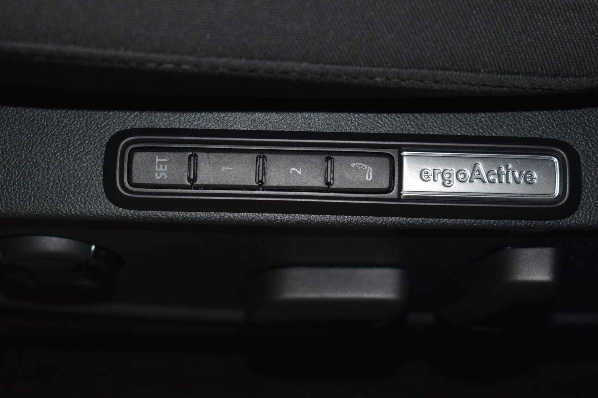 Volkswagen Golf 1.5 eTSI Style | Parkeersensoren | Elektrische bestuurdersstoel + geheugen | IQ-light | Apple Carplay/Android auto | Navigatie | Adaptive cruise control | NAP | - 19/44