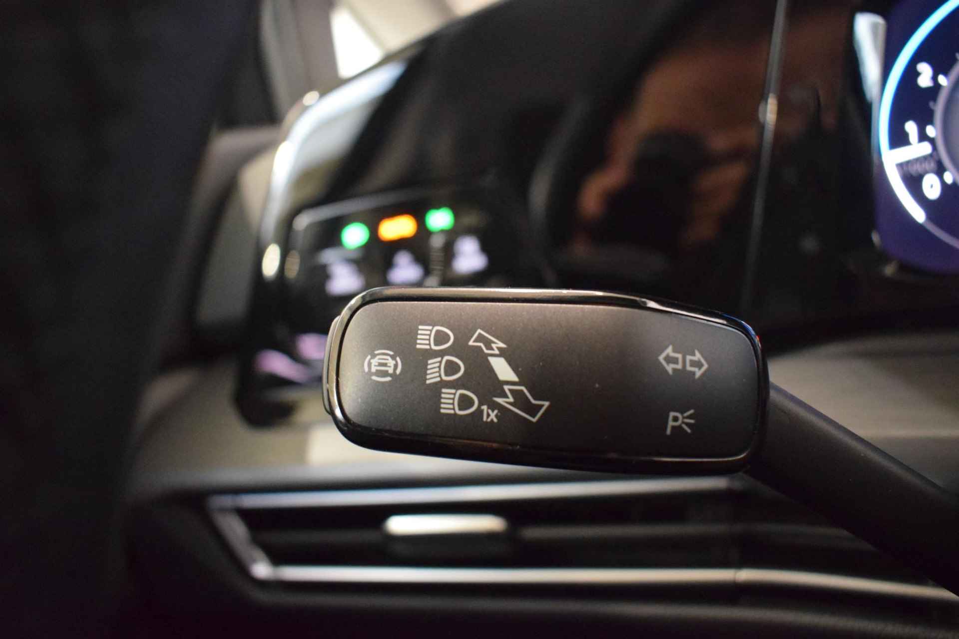 Volkswagen Golf 1.5 eTSI Style | Parkeersensoren | Elektrische bestuurdersstoel + geheugen | IQ-light | Apple Carplay/Android auto | Navigatie | Adaptive cruise control | NAP | - 36/44