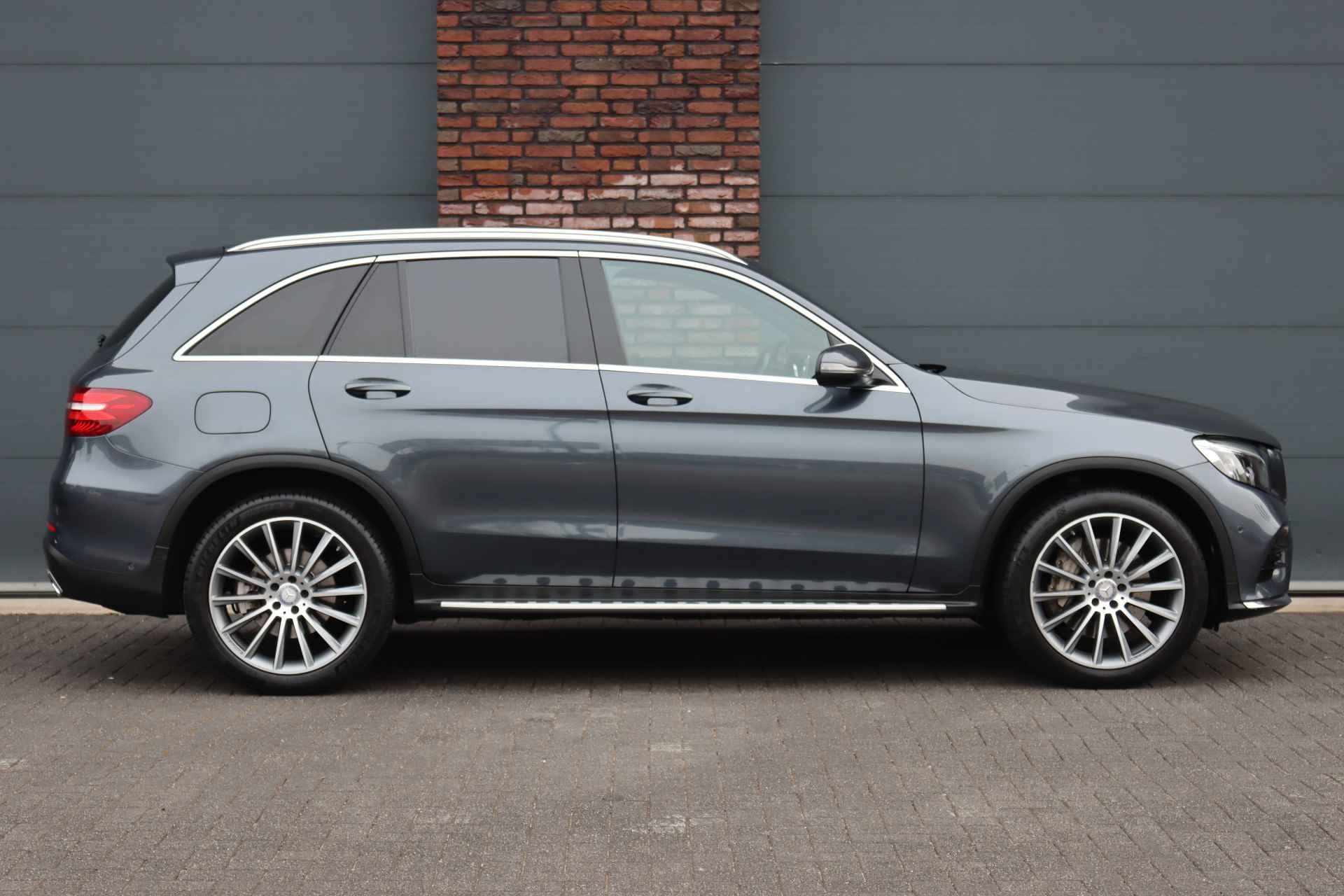 Mercedes-Benz GLC 250 d 4MATIC AMG Line Aut9 | Luchtvering | Panoramadak | Verwarmd Stuurwiel | Trekhaak | Standkachel | Memory | Burmester | Led Intelligent Light | Sfeerverlichting | - 12/41