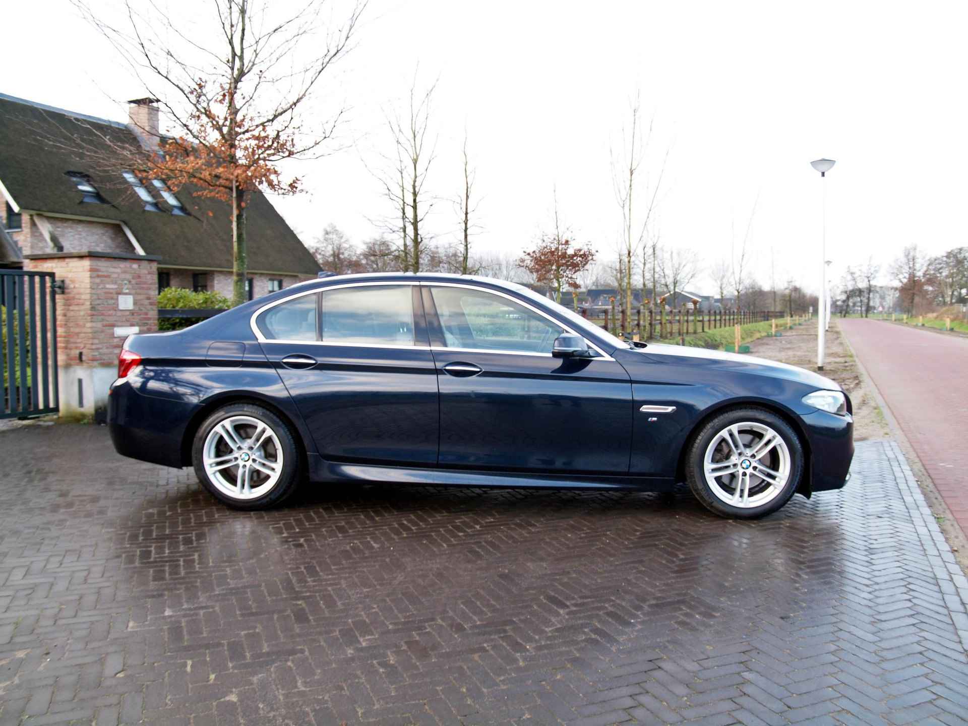 BMW 5-serie 520i Executive | M-pakket | Cruise Control | Parkeersensoren | Leer | - 11/31