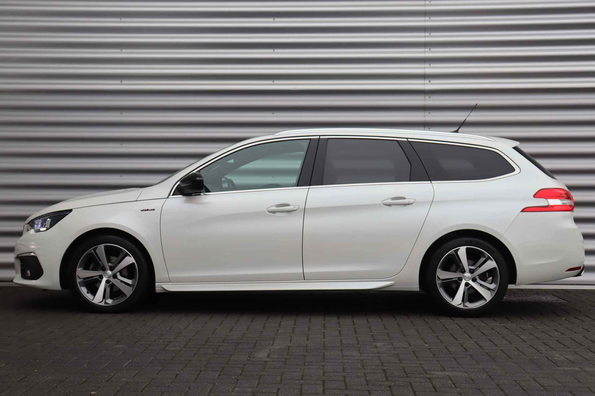 Peugeot 308 SW 1.2 PURETECH 130PK GT-LINE AUTOMAAT / NAVI / LEDER / CLIMA / PDC / 17" LMV / KEYLESS / FULL-LED / PANO. DAK / PARELMOER / BLU - 2/39