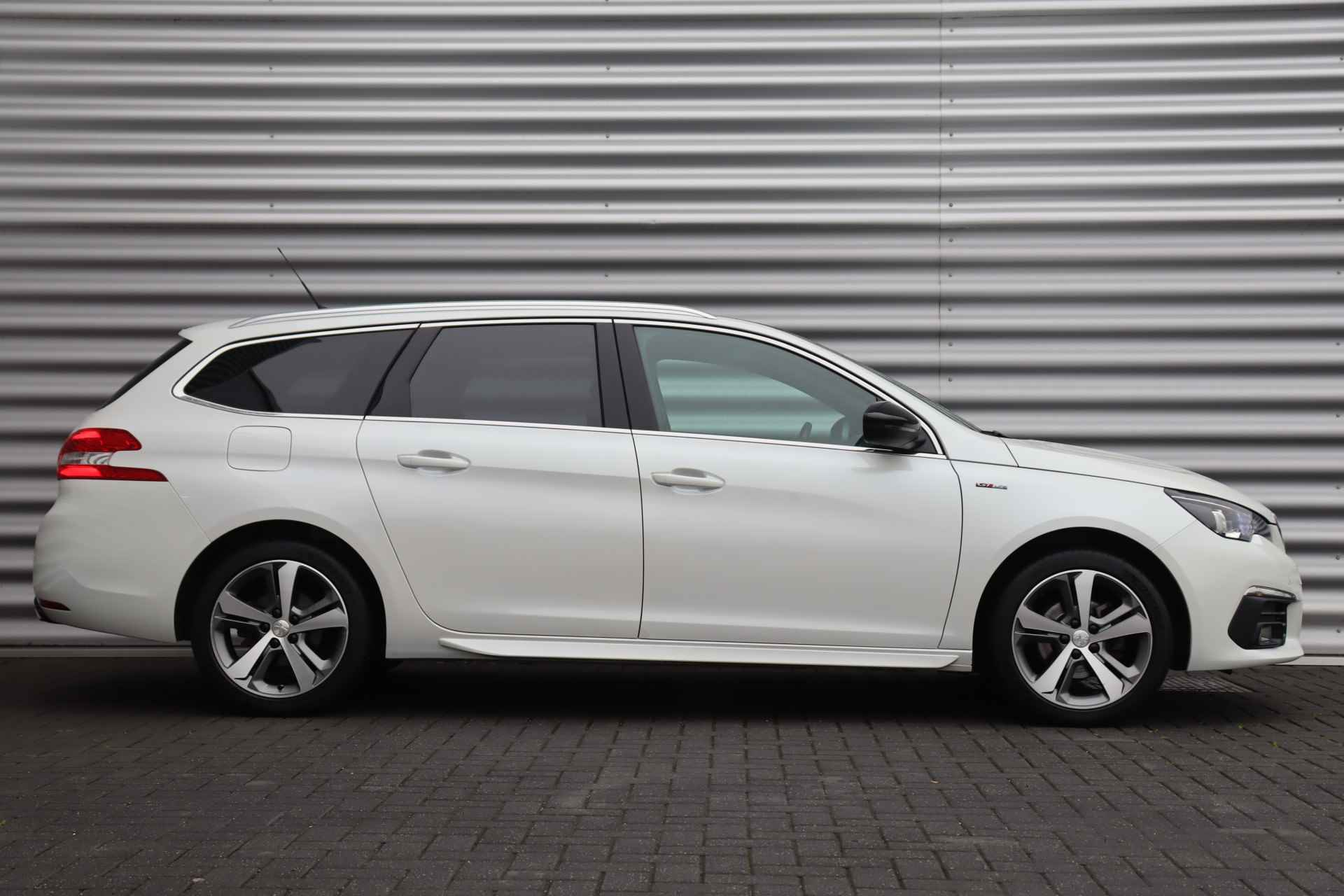 Peugeot 308 SW 1.2 PURETECH 130PK GT-LINE AUTOMAAT / NAVI / LEDER / CLIMA / PDC / 17" LMV / KEYLESS / FULL-LED / PANO. DAK / PARELMOER / BLU - 3/39