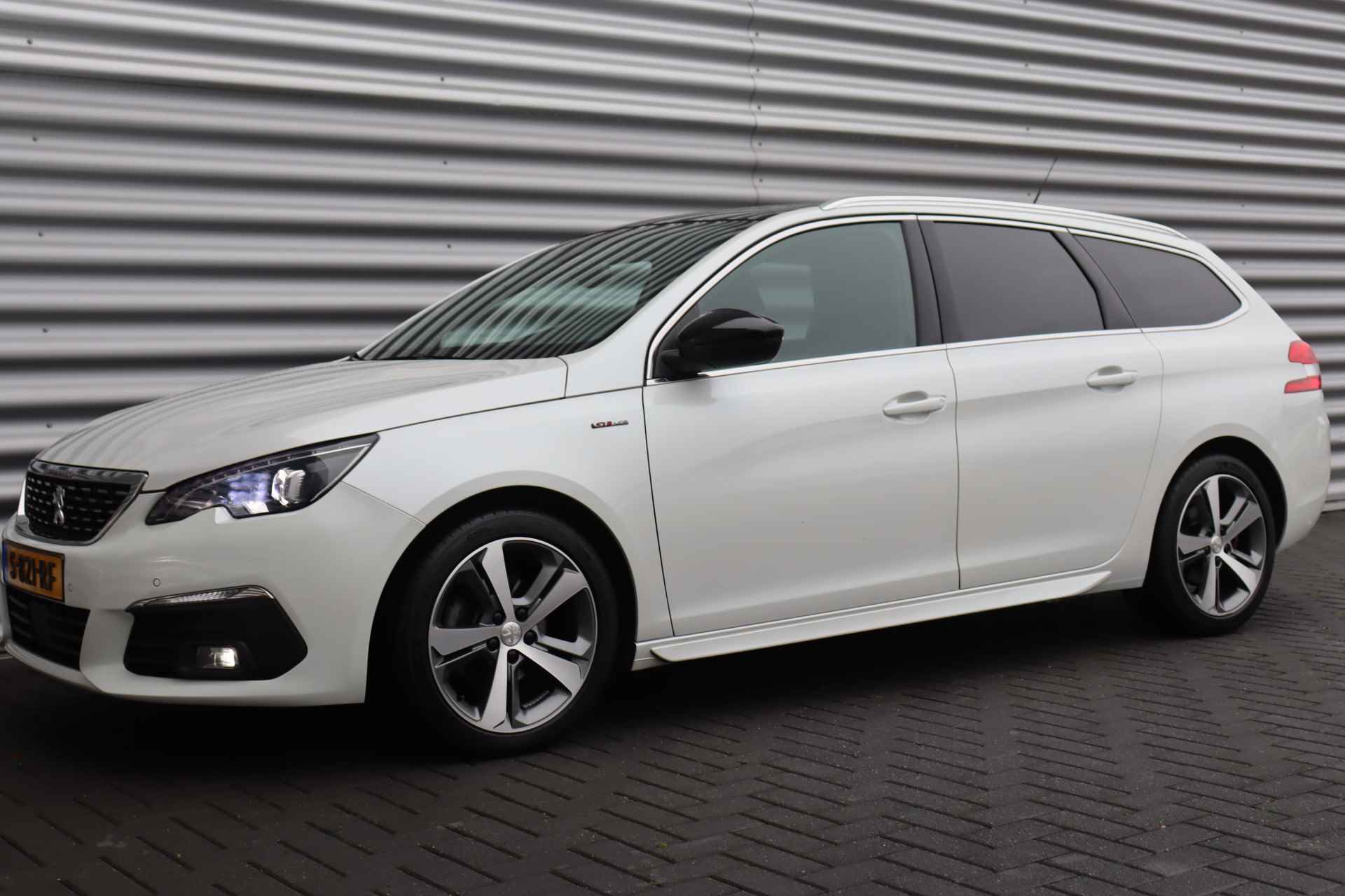 Peugeot 308 SW 1.2 PURETECH 130PK GT-LINE AUTOMAAT / NAVI / LEDER / CLIMA / PDC / 17" LMV / KEYLESS / FULL-LED / PANO. DAK / PARELMOER / BLU - 6/39