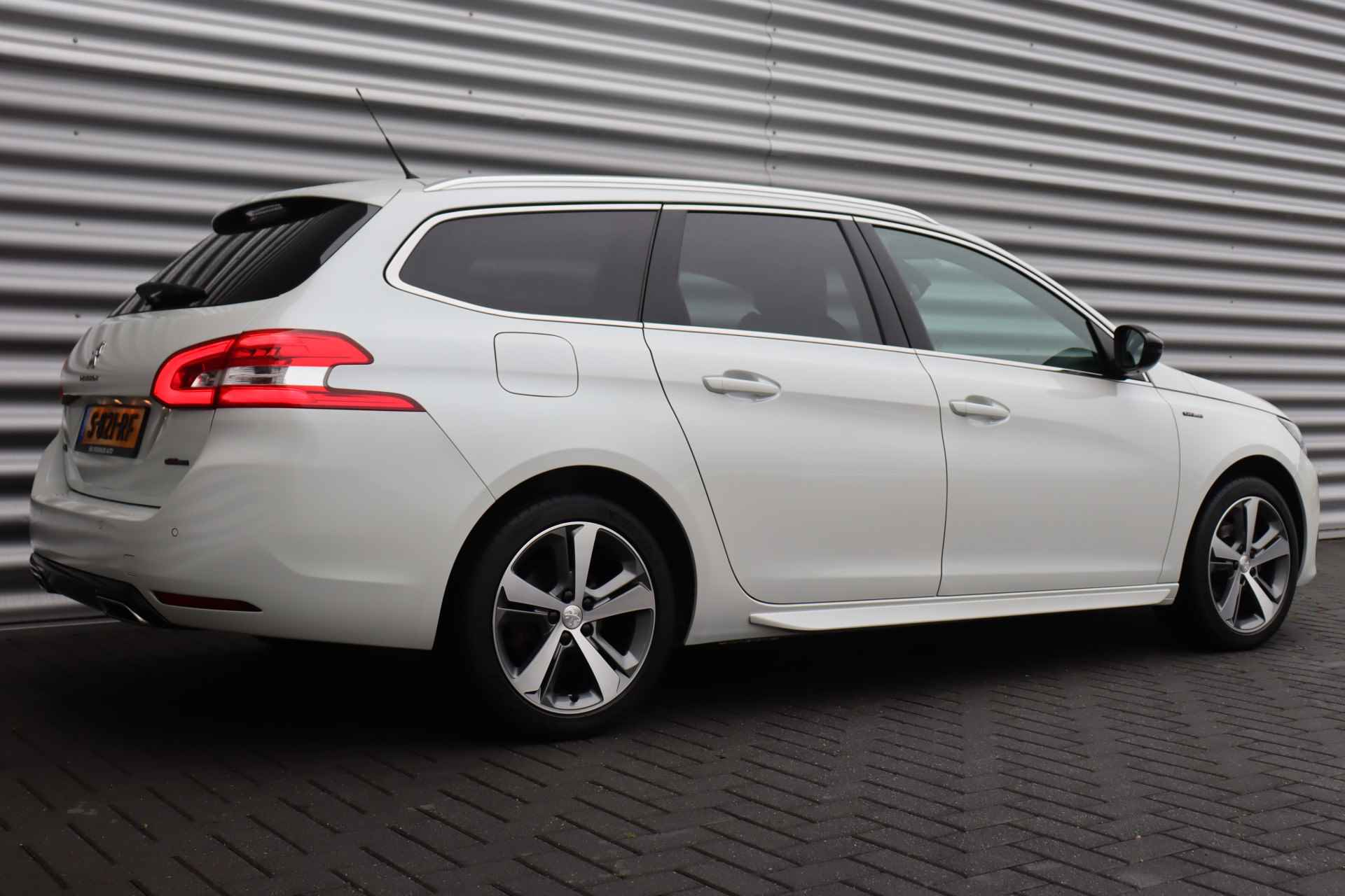 Peugeot 308 SW 1.2 PURETECH 130PK GT-LINE AUTOMAAT / NAVI / LEDER / CLIMA / PDC / 17" LMV / KEYLESS / FULL-LED / PANO. DAK / PARELMOER / BLU - 7/39