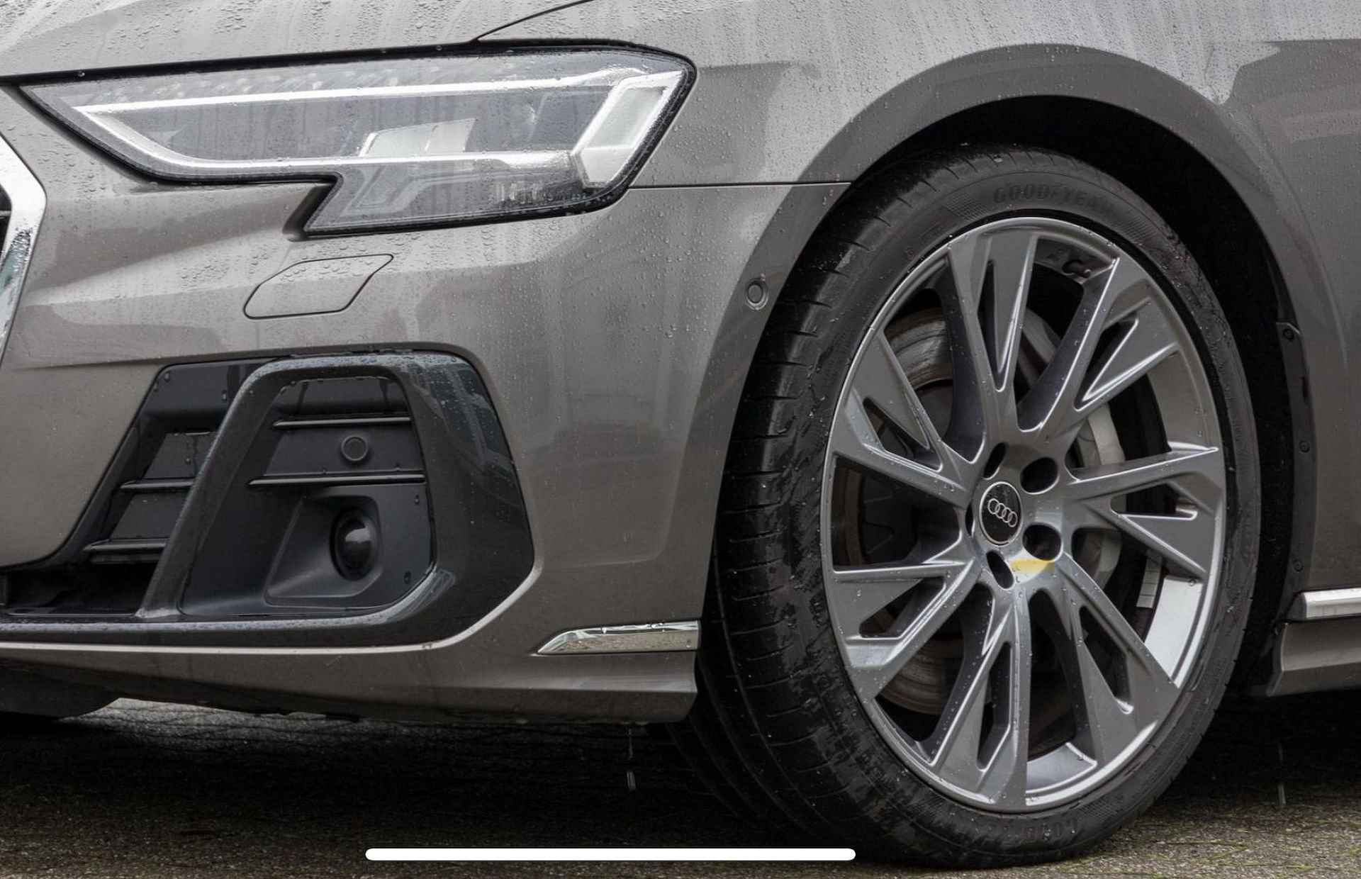 Audi A8 60 TFSIe Pano 4 Wiel Besturing Massage Headup Dit lijkt op een zeer uitgebreide en luxueuze uitrustingslijst voor een high-end voertuig, waarschijnlijk uit de topklasse van Audi – mogelijk een Audi A8 of Q8.  Hier zijn enkele hoogtepunten van de uitrusting samengevat:  Prestaties & Aandrijving: 	•	Automatische versnellingsbak met quattro vierwielaandrijving zorgt voor indrukwekkende rijprestaties en stabiliteit.  Comfort & Interieur: 	•	Comfort-individuele contourstoelen met massage- en ventilatiefunctie voor- en achteraan bieden maximaal zitcomfort. 	•	4-zone comfort airconditioning en standklimaatregeling houden de auto in elk seizoen aangenaam op temperatuur. 	•	Head-Up Display en Audi virtual cockpit zorgen voor een innovatieve digitale rijervaring. 	•	Panoramisch schuifdak zorgt voor een ruimtelijk gevoel en veel daglicht in het interieur.  Veiligheid & Assistentiesystemen: 	•	HD Matrix LED-koplampen en dynamische richtingaanwijzers bieden optimale zichtbaarheid en veiligheid. 	•	Adaptieve rijassistent (AFA), rijstrookwissel- en afslagassistent bieden actieve ondersteuning tijdens het rijden. 	•	360-graden camera (Area View) en Remote Parkassistent plus maken parkeren eenvoudiger en bieden volledig zicht rondom. 	•	Audi pre sense front/rear en Noodhulp Assistent verhogen de verkeersveiligheid.  Infotainment & Communicatie: 	•	Bang & Olufsen Premium Sound System met 3D-geluid voor een indrukwekkende luisterervaring. 	•	MMI Navigatie plus met MMI touch response biedt intuïtieve bediening en up-to-date navigatie. 	•	Audi phone box met draadloos opladen houdt smartphones opgeladen en verbonden.  Exterieur & Design: 	•	21-inch Audi Sport lichtmetalen velgen en metallic lak benadrukken de sportieve en elegante uitstraling. 	•	Elektrische voorbereiding voor trekhaak en koplampreinigingsinstallatie vergroten de functionaliteit.  Deze uitrustingslijst biedt een maximale combinatie van luxe, veiligheid, technologie en comfort – ideaal voor veeleisende bestuurders die waarde hechten aan kwaliteit en innovatie. - 3/15