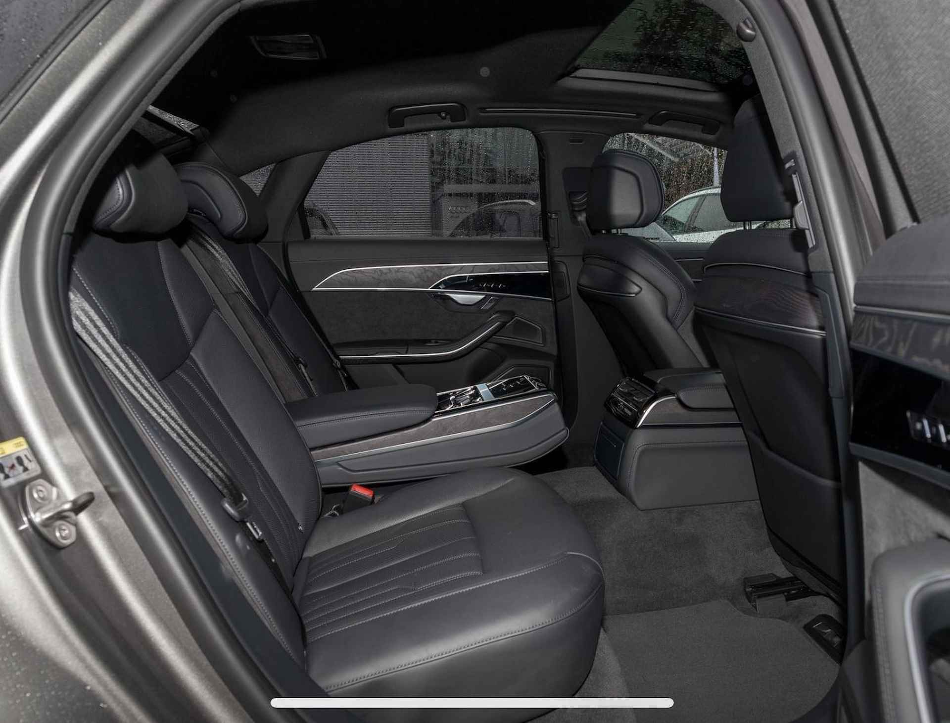 Audi A8 60 TFSIe Pano 4 Wiel Besturing Massage Headup Dit lijkt op een zeer uitgebreide en luxueuze uitrustingslijst voor een high-end voertuig, waarschijnlijk uit de topklasse van Audi – mogelijk een Audi A8 of Q8.  Hier zijn enkele hoogtepunten van de uitrusting samengevat:  Prestaties & Aandrijving: 	•	Automatische versnellingsbak met quattro vierwielaandrijving zorgt voor indrukwekkende rijprestaties en stabiliteit.  Comfort & Interieur: 	•	Comfort-individuele contourstoelen met massage- en ventilatiefunctie voor- en achteraan bieden maximaal zitcomfort. 	•	4-zone comfort airconditioning en standklimaatregeling houden de auto in elk seizoen aangenaam op temperatuur. 	•	Head-Up Display en Audi virtual cockpit zorgen voor een innovatieve digitale rijervaring. 	•	Panoramisch schuifdak zorgt voor een ruimtelijk gevoel en veel daglicht in het interieur.  Veiligheid & Assistentiesystemen: 	•	HD Matrix LED-koplampen en dynamische richtingaanwijzers bieden optimale zichtbaarheid en veiligheid. 	•	Adaptieve rijassistent (AFA), rijstrookwissel- en afslagassistent bieden actieve ondersteuning tijdens het rijden. 	•	360-graden camera (Area View) en Remote Parkassistent plus maken parkeren eenvoudiger en bieden volledig zicht rondom. 	•	Audi pre sense front/rear en Noodhulp Assistent verhogen de verkeersveiligheid.  Infotainment & Communicatie: 	•	Bang & Olufsen Premium Sound System met 3D-geluid voor een indrukwekkende luisterervaring. 	•	MMI Navigatie plus met MMI touch response biedt intuïtieve bediening en up-to-date navigatie. 	•	Audi phone box met draadloos opladen houdt smartphones opgeladen en verbonden.  Exterieur & Design: 	•	21-inch Audi Sport lichtmetalen velgen en metallic lak benadrukken de sportieve en elegante uitstraling. 	•	Elektrische voorbereiding voor trekhaak en koplampreinigingsinstallatie vergroten de functionaliteit.  Deze uitrustingslijst biedt een maximale combinatie van luxe, veiligheid, technologie en comfort – ideaal voor veeleisende bestuurders die waarde hechten aan kwaliteit en innovatie. - 13/15