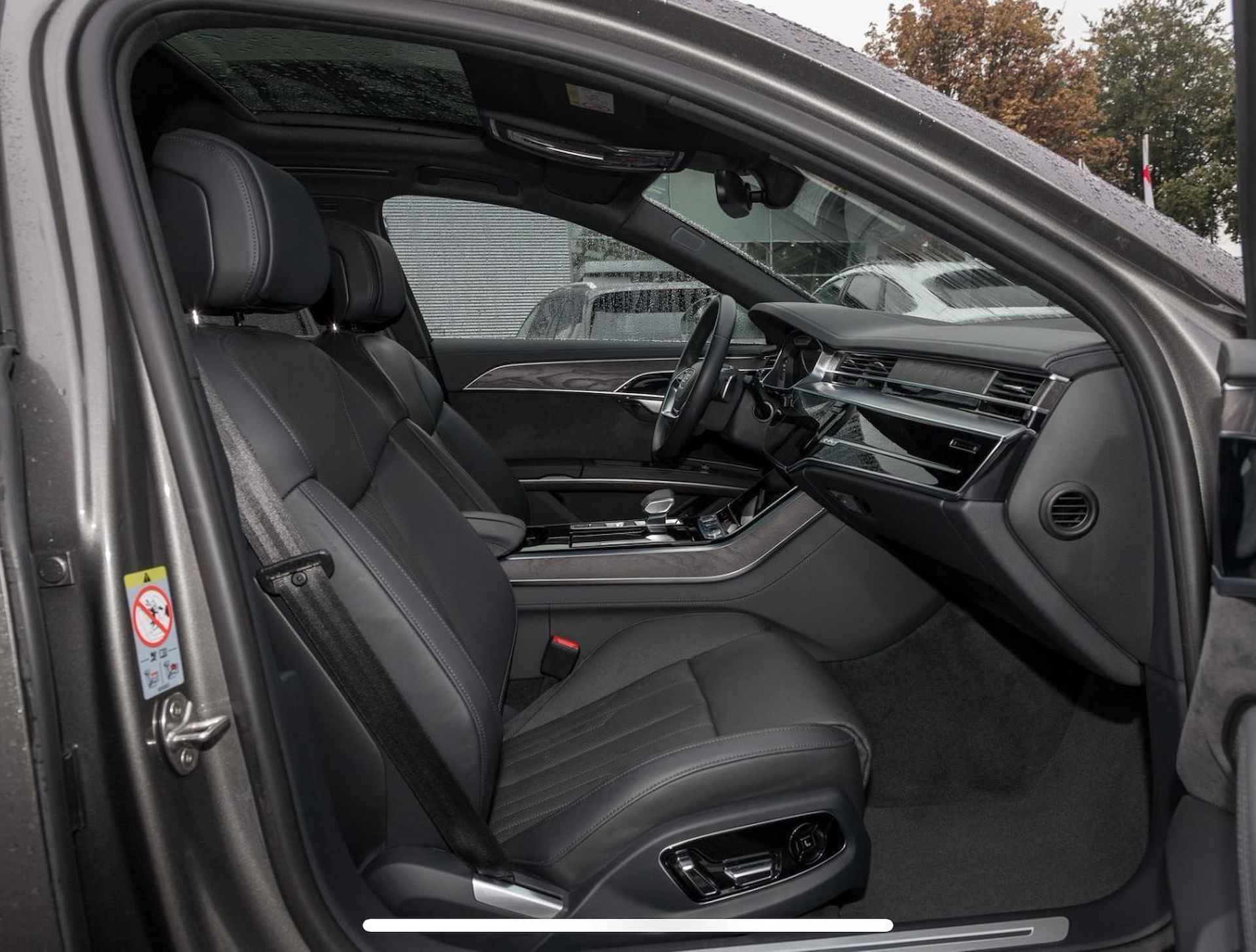 Audi A8 60 TFSIe Pano 4 Wiel Besturing Massage Headup Dit lijkt op een zeer uitgebreide en luxueuze uitrustingslijst voor een high-end voertuig, waarschijnlijk uit de topklasse van Audi – mogelijk een Audi A8 of Q8.  Hier zijn enkele hoogtepunten van de uitrusting samengevat:  Prestaties & Aandrijving: 	•	Automatische versnellingsbak met quattro vierwielaandrijving zorgt voor indrukwekkende rijprestaties en stabiliteit.  Comfort & Interieur: 	•	Comfort-individuele contourstoelen met massage- en ventilatiefunctie voor- en achteraan bieden maximaal zitcomfort. 	•	4-zone comfort airconditioning en standklimaatregeling houden de auto in elk seizoen aangenaam op temperatuur. 	•	Head-Up Display en Audi virtual cockpit zorgen voor een innovatieve digitale rijervaring. 	•	Panoramisch schuifdak zorgt voor een ruimtelijk gevoel en veel daglicht in het interieur.  Veiligheid & Assistentiesystemen: 	•	HD Matrix LED-koplampen en dynamische richtingaanwijzers bieden optimale zichtbaarheid en veiligheid. 	•	Adaptieve rijassistent (AFA), rijstrookwissel- en afslagassistent bieden actieve ondersteuning tijdens het rijden. 	•	360-graden camera (Area View) en Remote Parkassistent plus maken parkeren eenvoudiger en bieden volledig zicht rondom. 	•	Audi pre sense front/rear en Noodhulp Assistent verhogen de verkeersveiligheid.  Infotainment & Communicatie: 	•	Bang & Olufsen Premium Sound System met 3D-geluid voor een indrukwekkende luisterervaring. 	•	MMI Navigatie plus met MMI touch response biedt intuïtieve bediening en up-to-date navigatie. 	•	Audi phone box met draadloos opladen houdt smartphones opgeladen en verbonden.  Exterieur & Design: 	•	21-inch Audi Sport lichtmetalen velgen en metallic lak benadrukken de sportieve en elegante uitstraling. 	•	Elektrische voorbereiding voor trekhaak en koplampreinigingsinstallatie vergroten de functionaliteit.  Deze uitrustingslijst biedt een maximale combinatie van luxe, veiligheid, technologie en comfort – ideaal voor veeleisende bestuurders die waarde hechten aan kwaliteit en innovatie. - 14/15