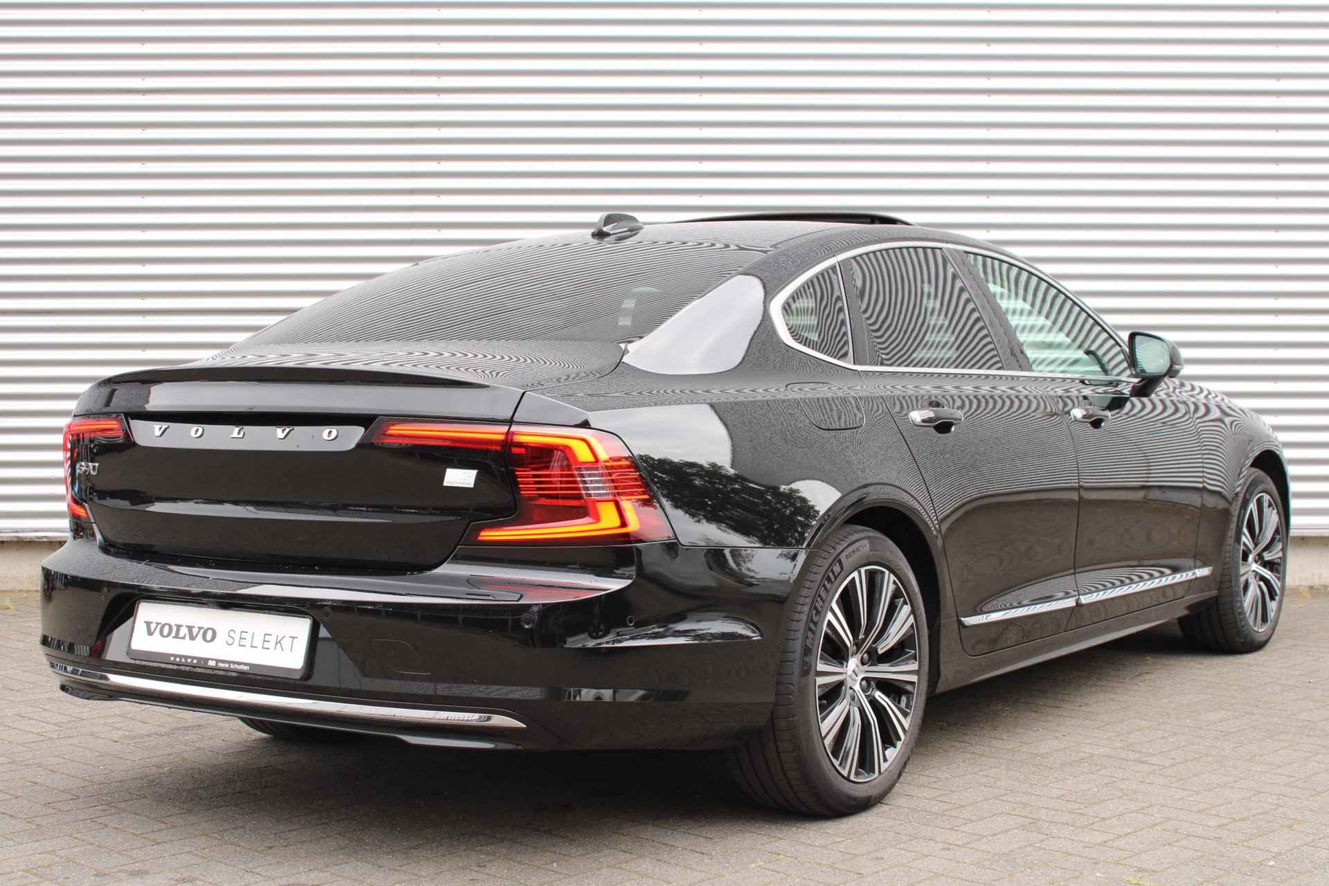 Volvo S90 T8 AUT8 456PK AWD Plus Bright, Panoramisch Schuif-/Kanteldak, Lederen Bekleding, Power Seats Met Geheugen, Google Services, Harman/Kardon Premium Geluidssysteem, Trekhaak Semi Elektrisch, Visual Park Assist incl. 360° Camera, Keyless Entry, Elektrisch Bedienbare Achterklep, Stoelverwarming, Stuurverwarming - 3/33