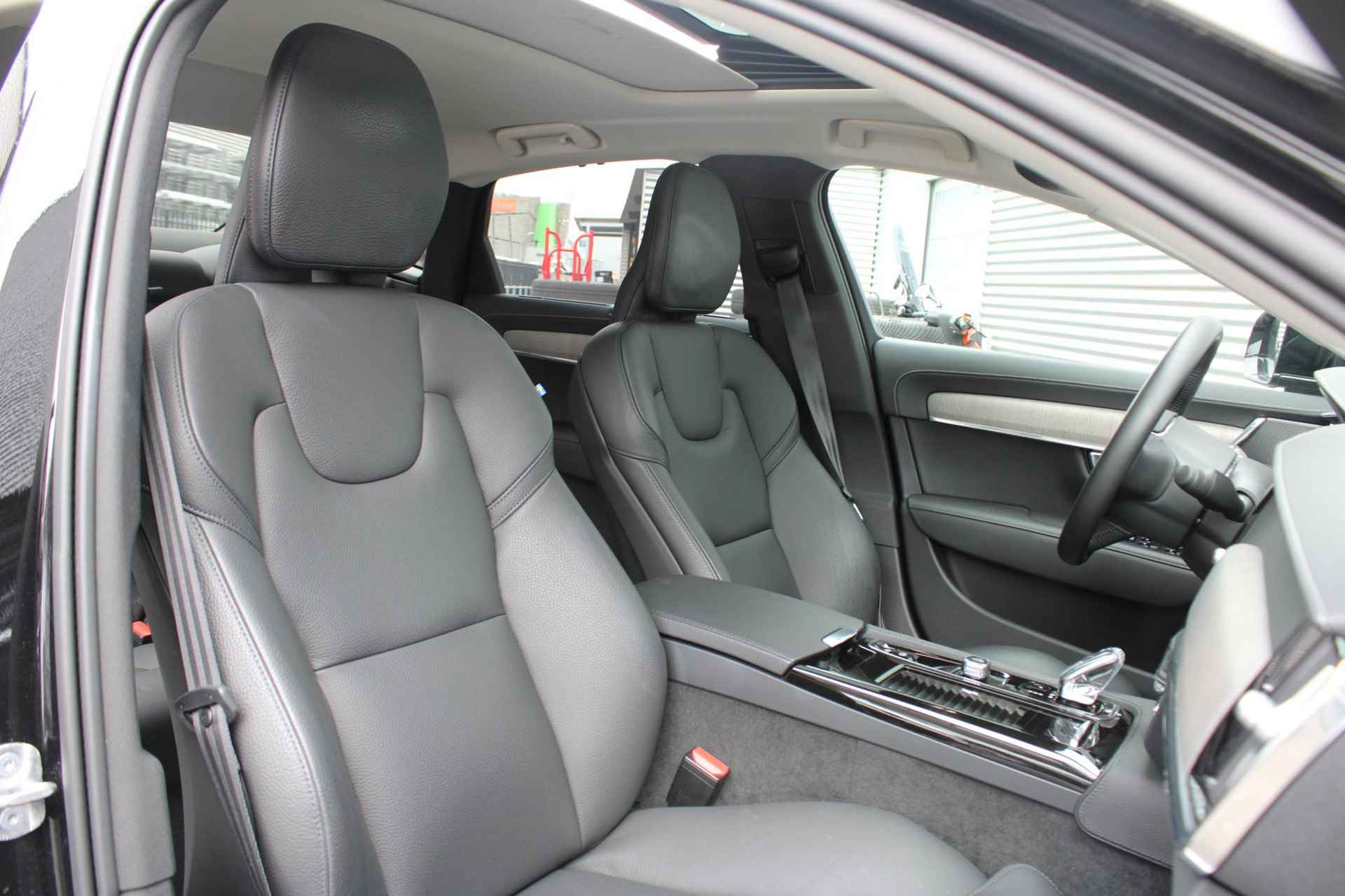 Volvo S90 T8 AUT8 456PK AWD Plus Bright, Panoramisch Schuif-/Kanteldak, Lederen Bekleding, Power Seats Met Geheugen, Google Services, Harman/Kardon Premium Geluidssysteem, Trekhaak Semi Elektrisch, Visual Park Assist incl. 360° Camera, Keyless Entry, Elektrisch Bedienbare Achterklep, Stoelverwarming, Stuurverwarming - 4/33